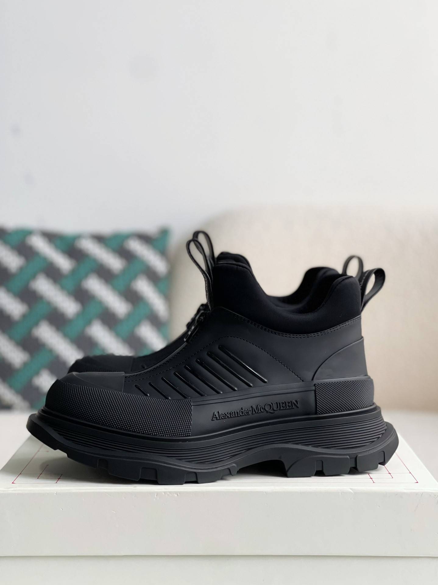 A1exa*der Mcqv*en  Sneakers