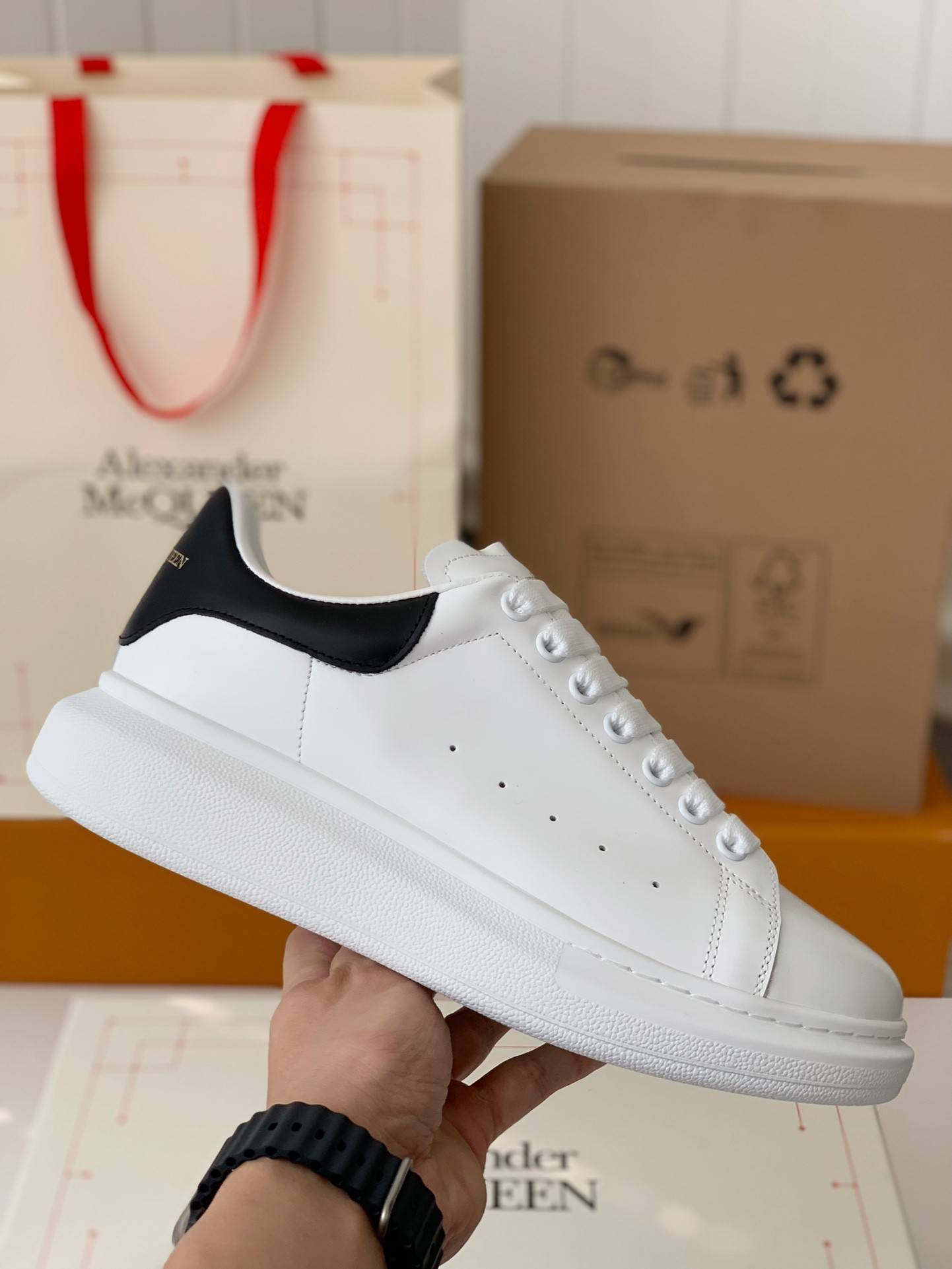 A1exa*der Mcqv*en versatile Sneakers
