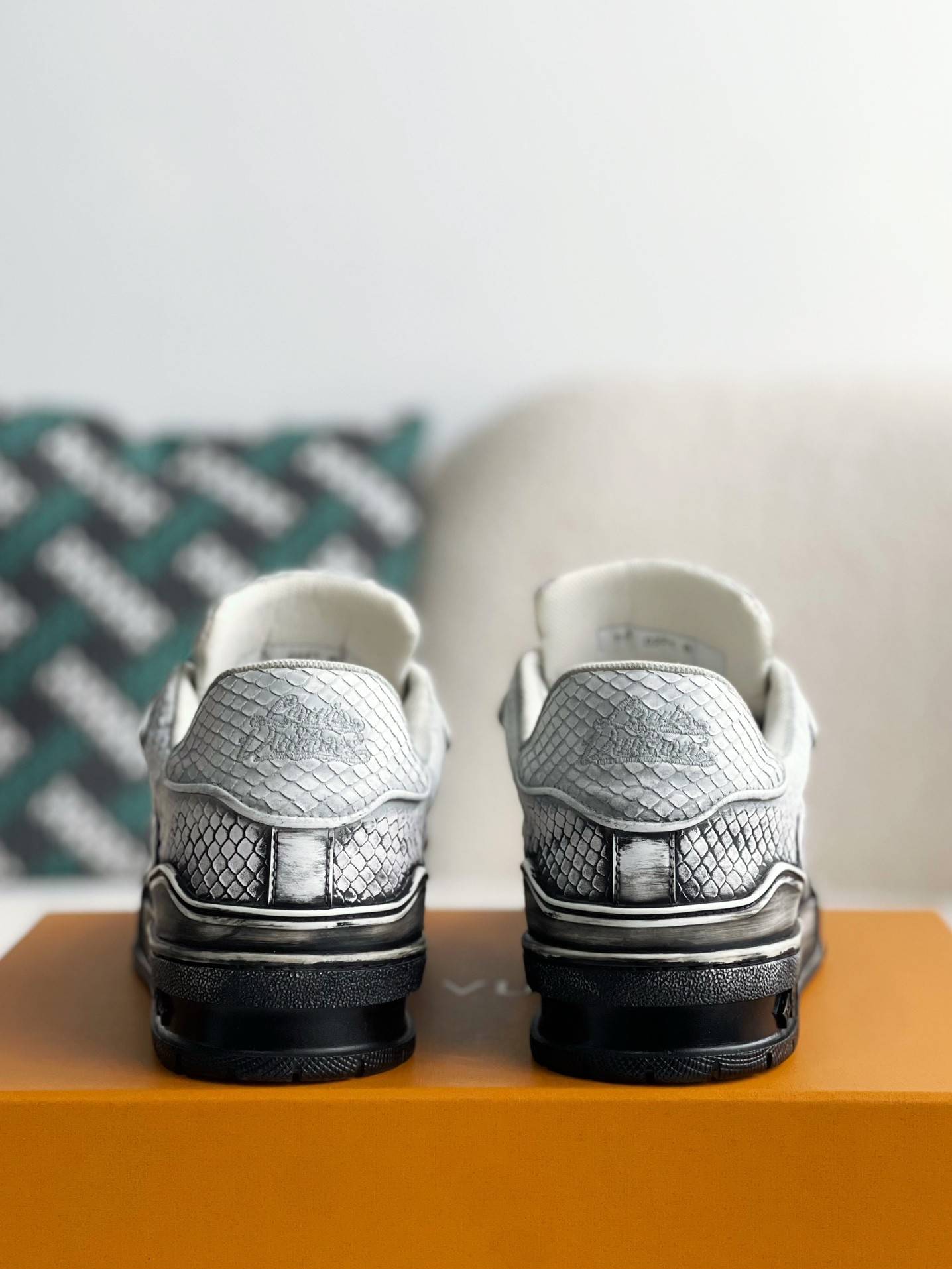 L*V TRAINER SNEAKERS