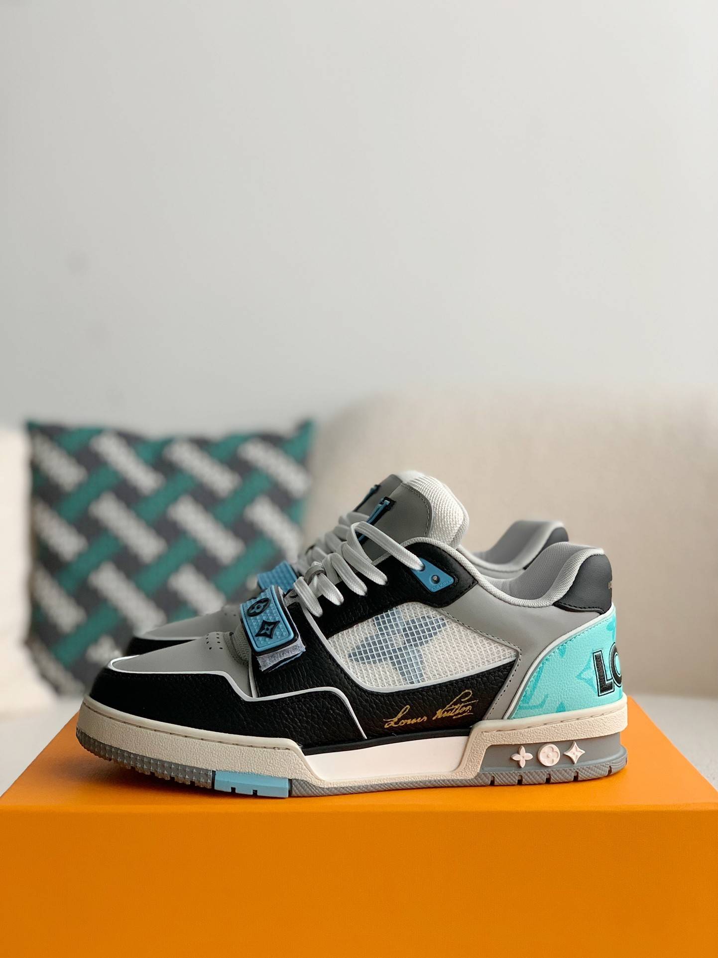 L*V TRAINER Sneakers