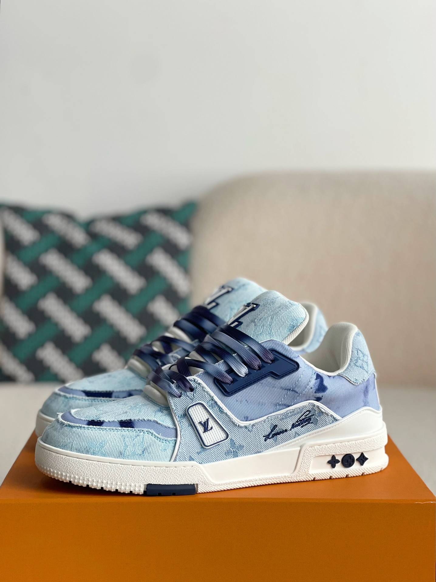 L*V TRAINER SNEAKERS