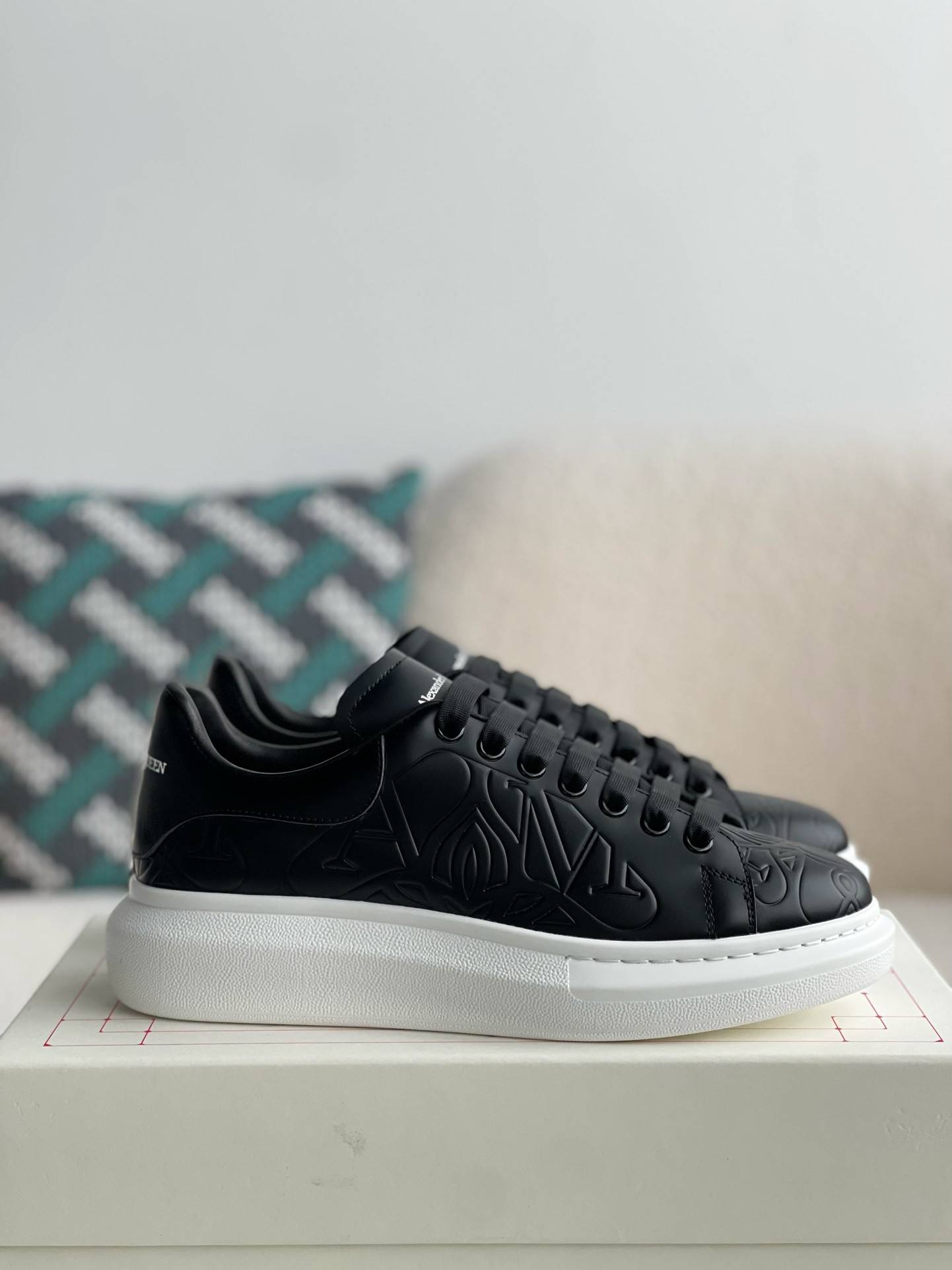 A1exa*der Mcqv*en versatile Sneakers