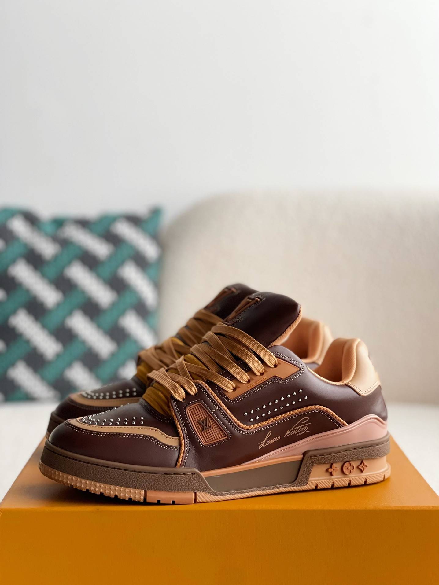 L*V TRAINER SNEAKERS