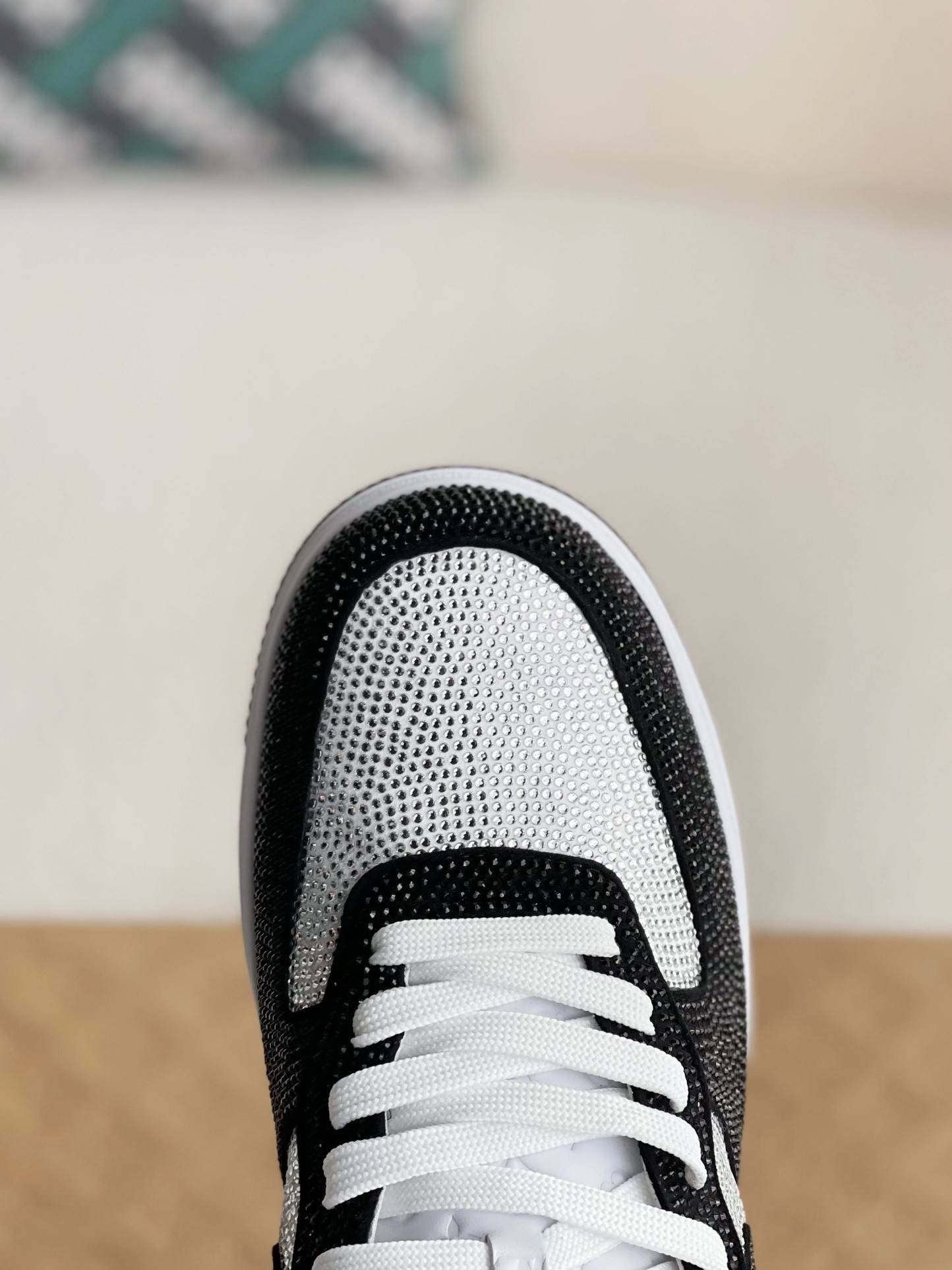 L*V × NIKE AIR FORCE 1 SNEAKER