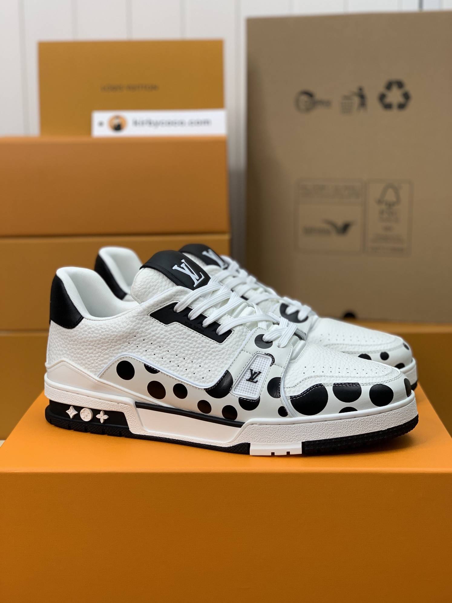 L*V TRAINER Sneakers