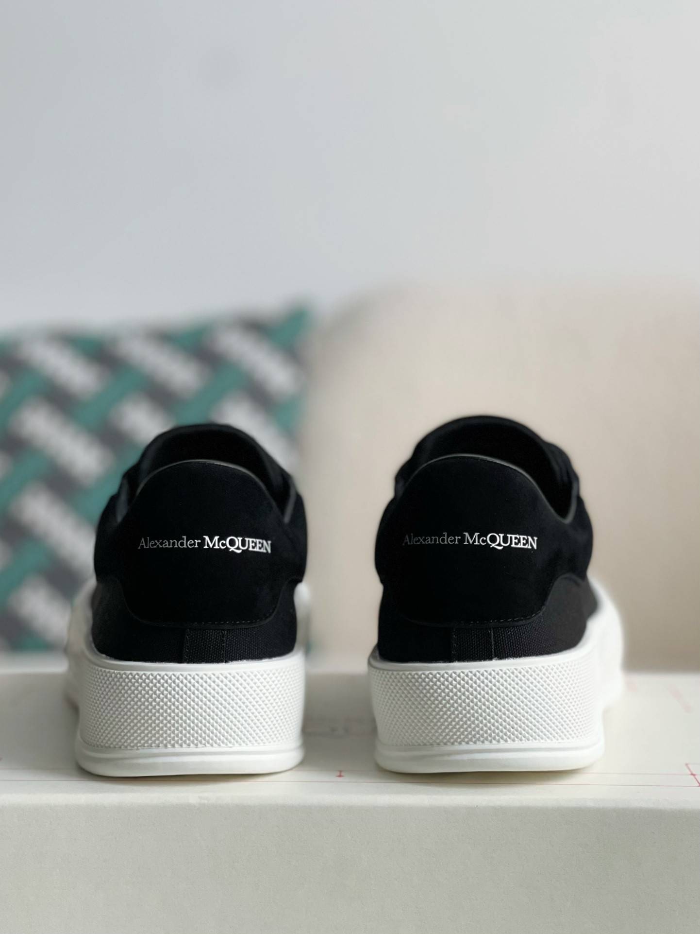A1exa*der Mcqv*en versatile Sneakers