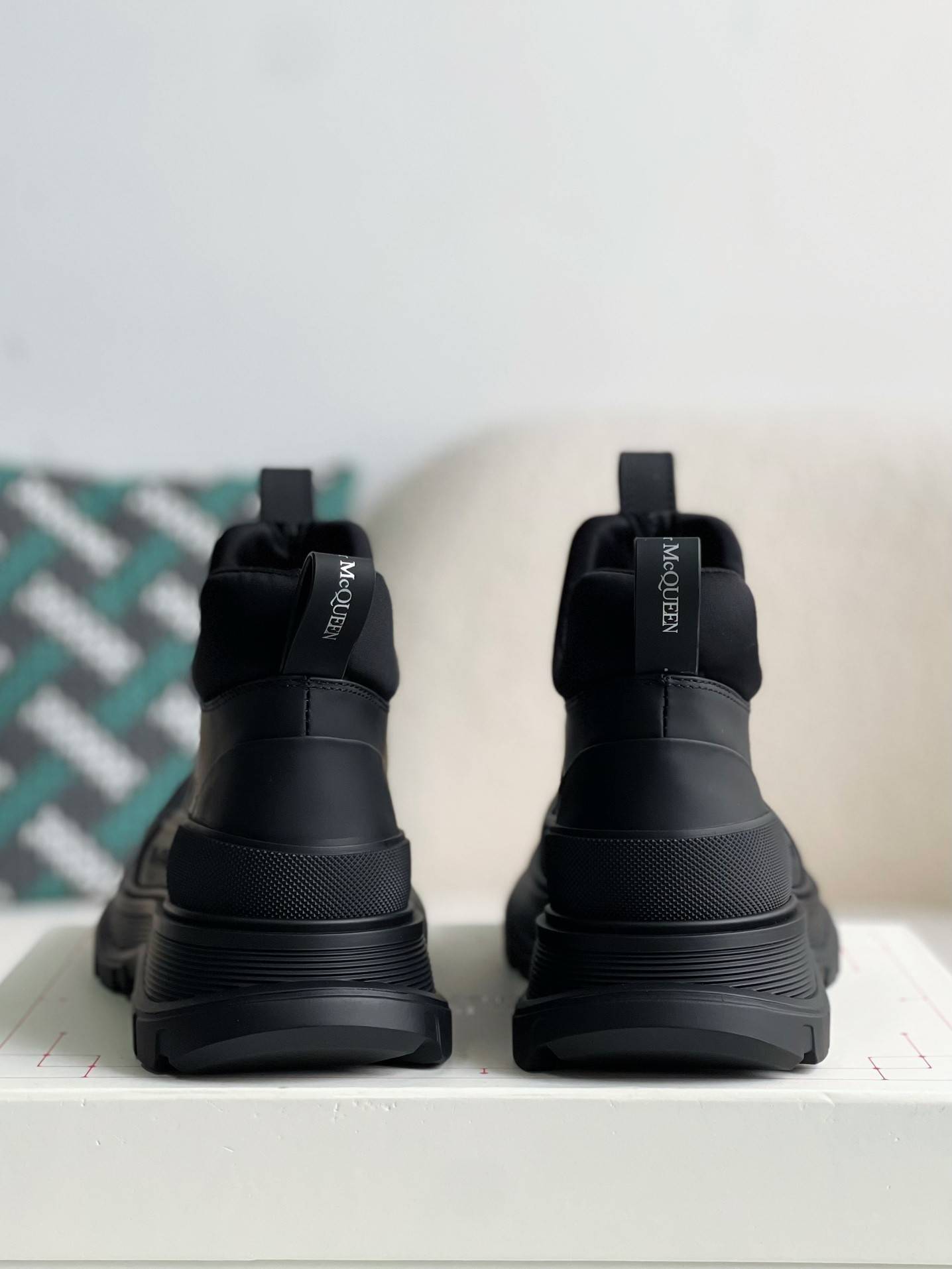 A1exa*der Mcqv*en  Sneakers