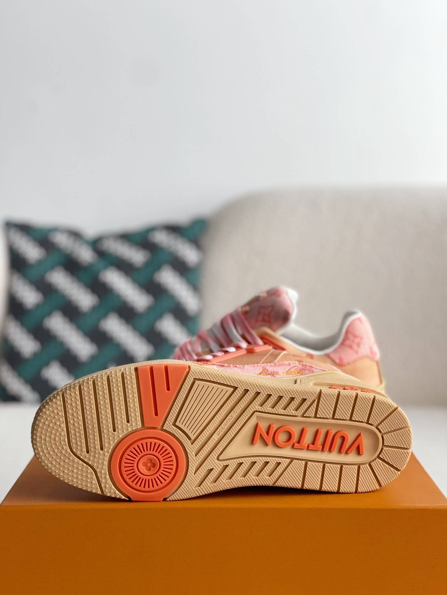 L*V TRAINER SNEAKERS