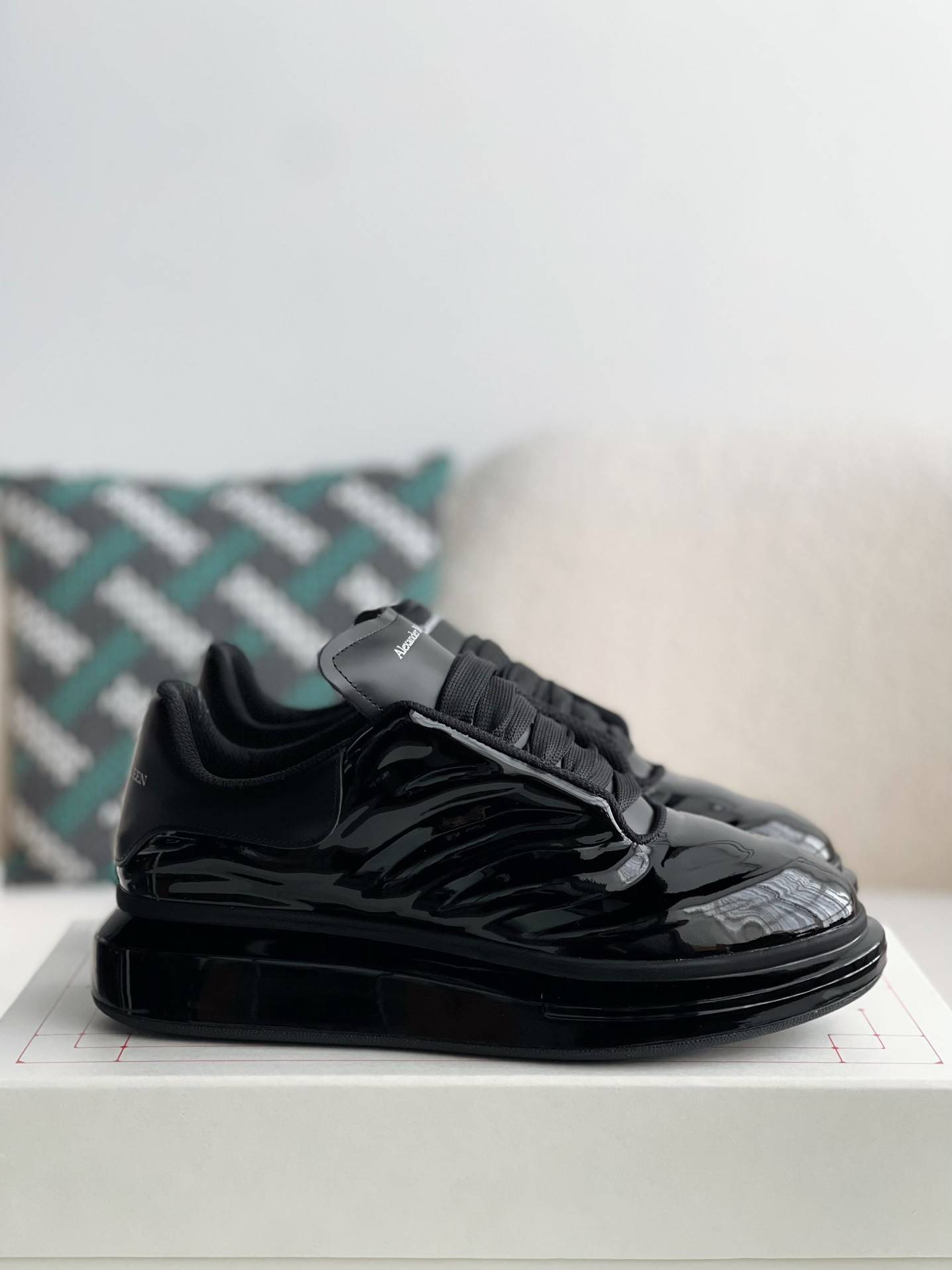 A1exa*der Mcqv*en MQ golden cowhide tail Air cushion bottom Sneakers