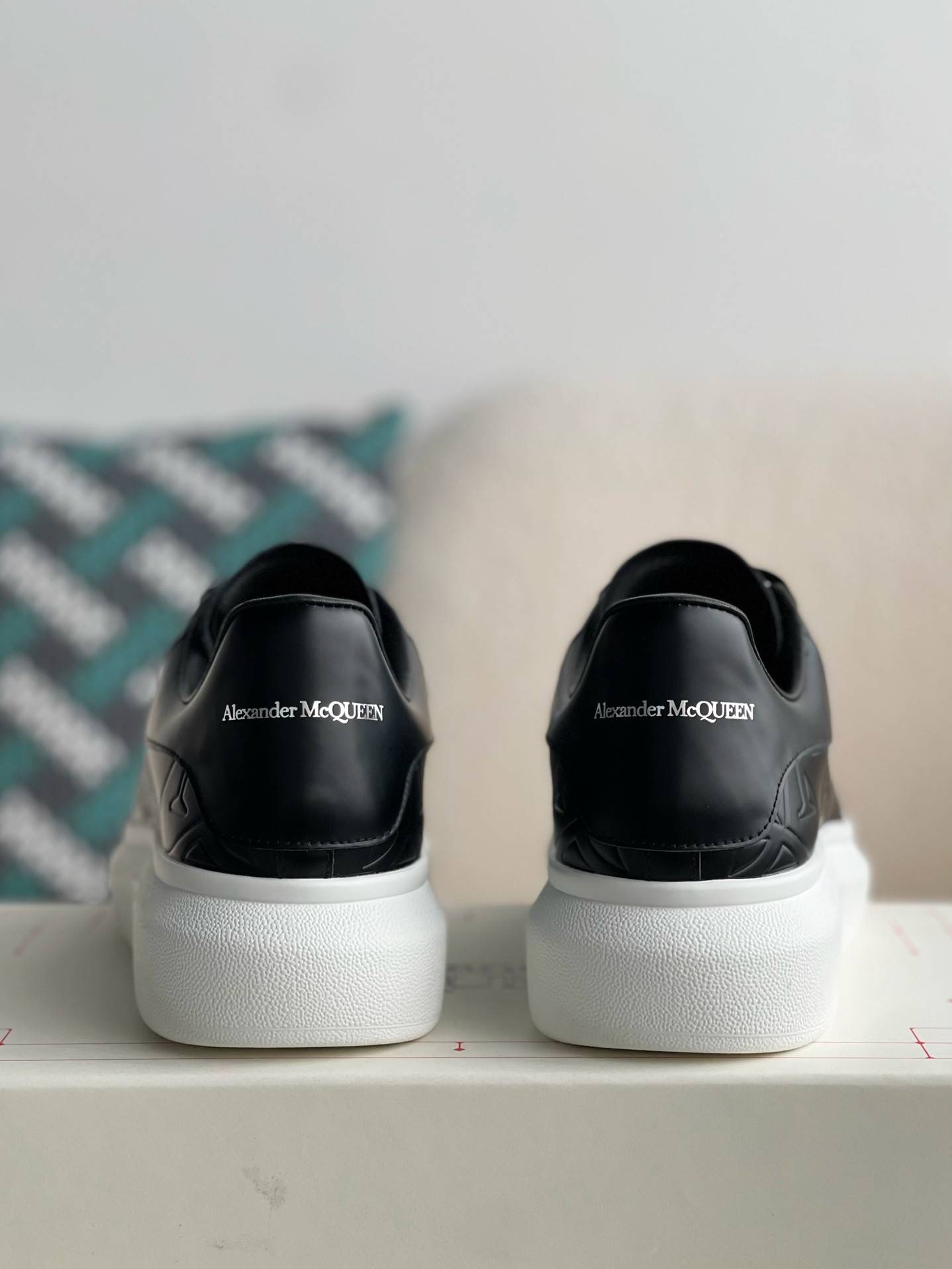 A1exa*der Mcqv*en versatile Sneakers