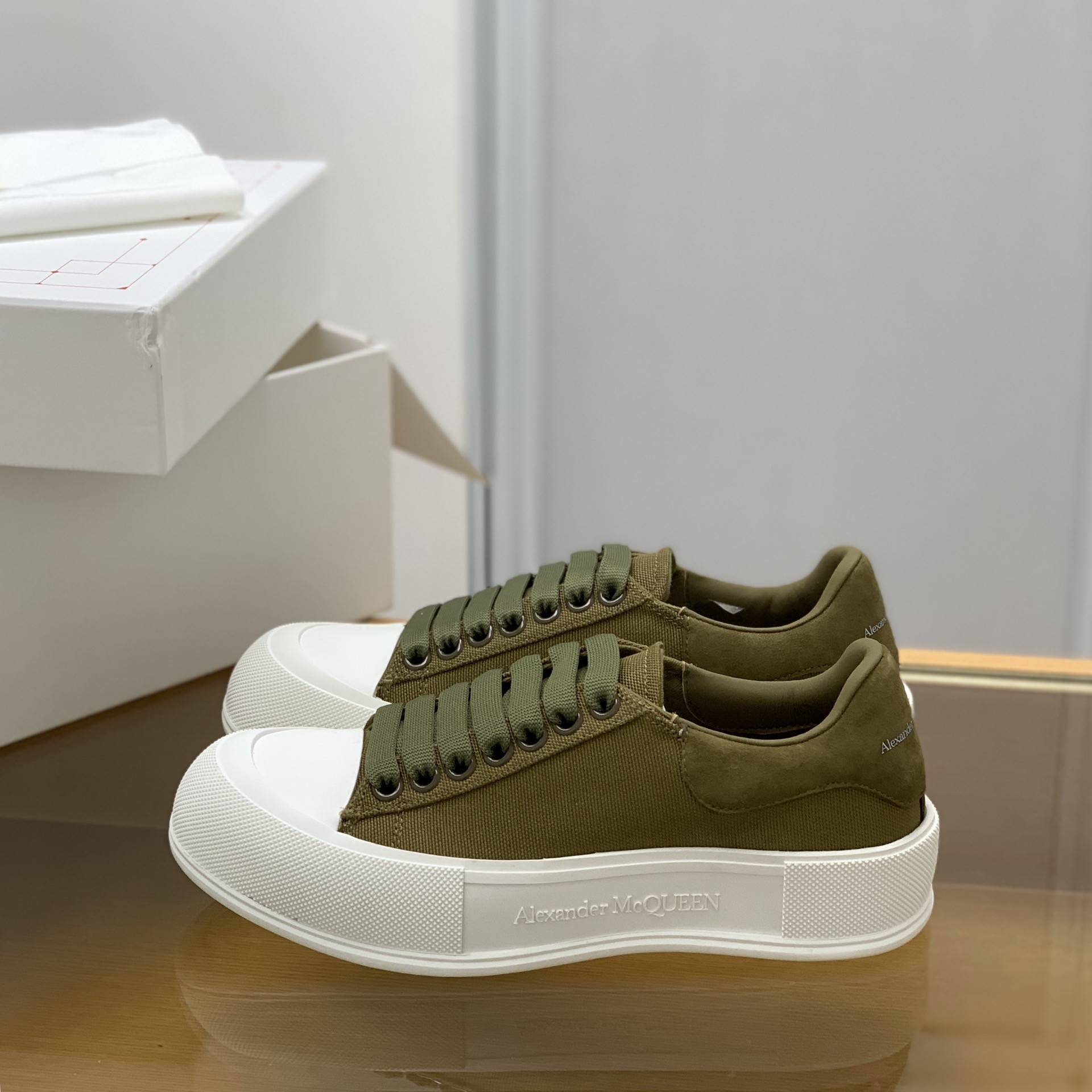 A1exa*der Mcqv*en MQ olive green veL*Vet tail Sneakers