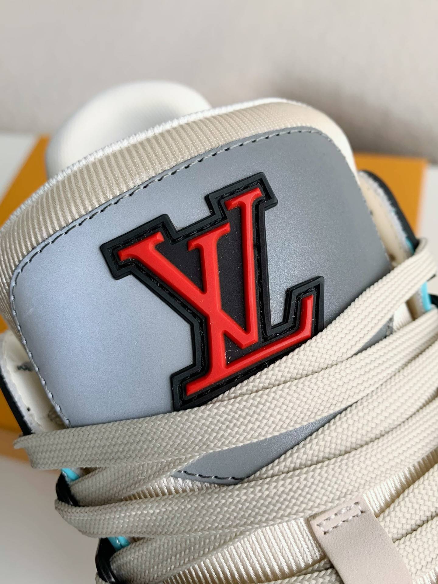 L*V TRAINER Sneakers