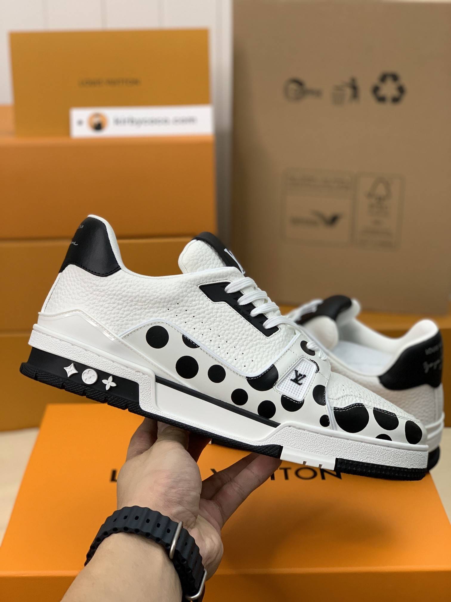 L*V TRAINER Sneakers