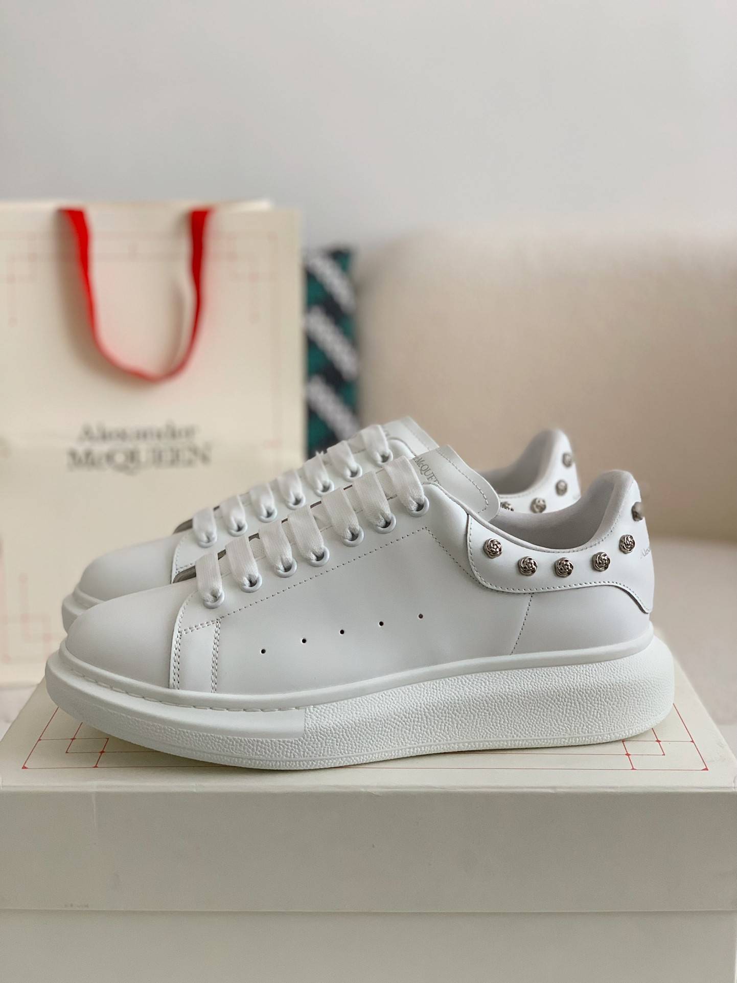A1exa*der Mcqv*en MQ White Rose nail tail Sneakers