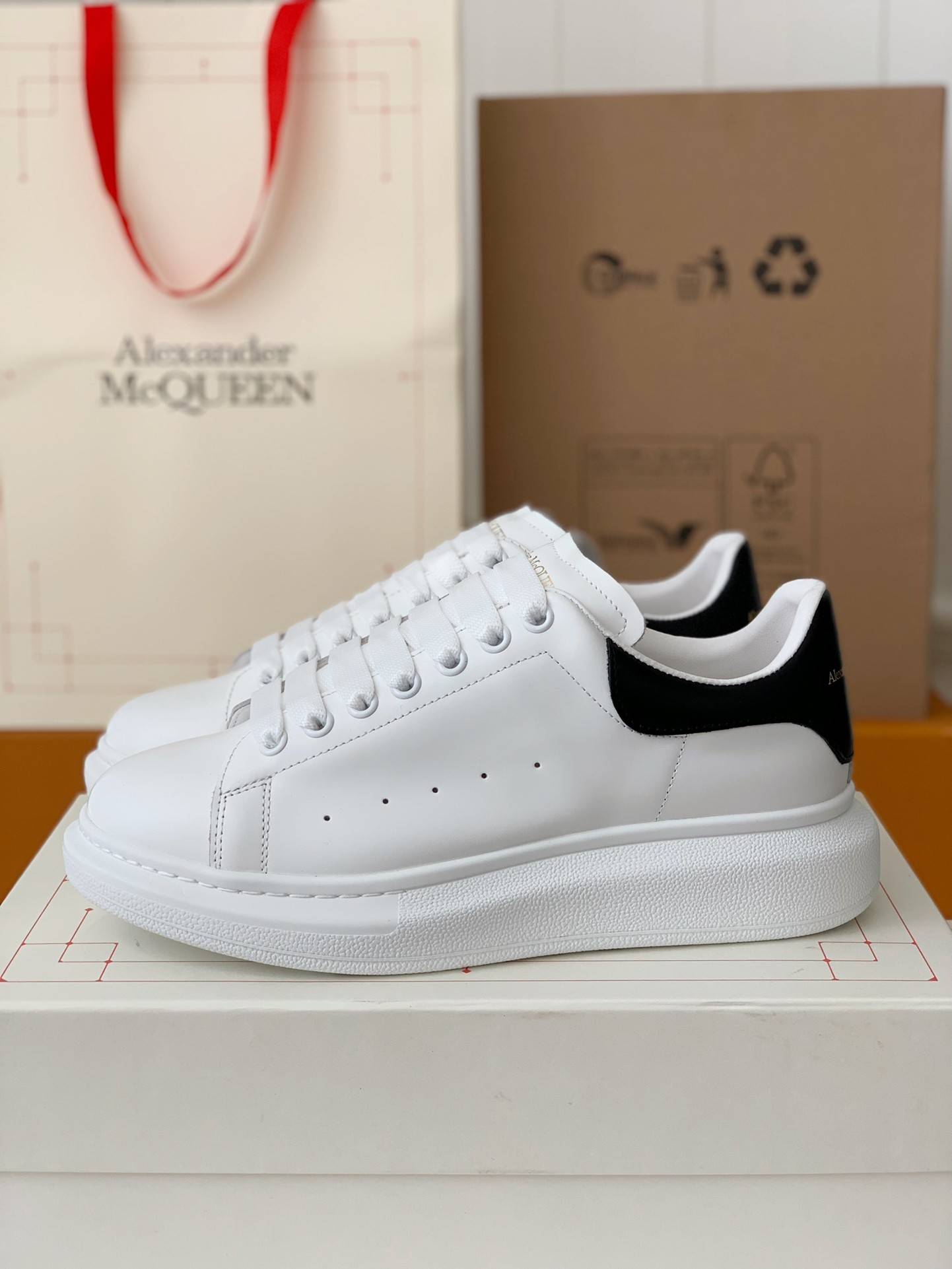 A1exa*der Mcqv*en versatile Sneakers