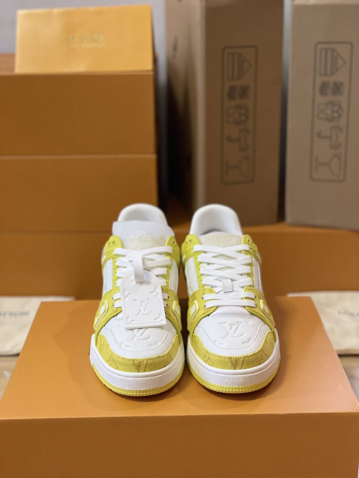 L*V TRAINER 1A8FN8 Sneakers