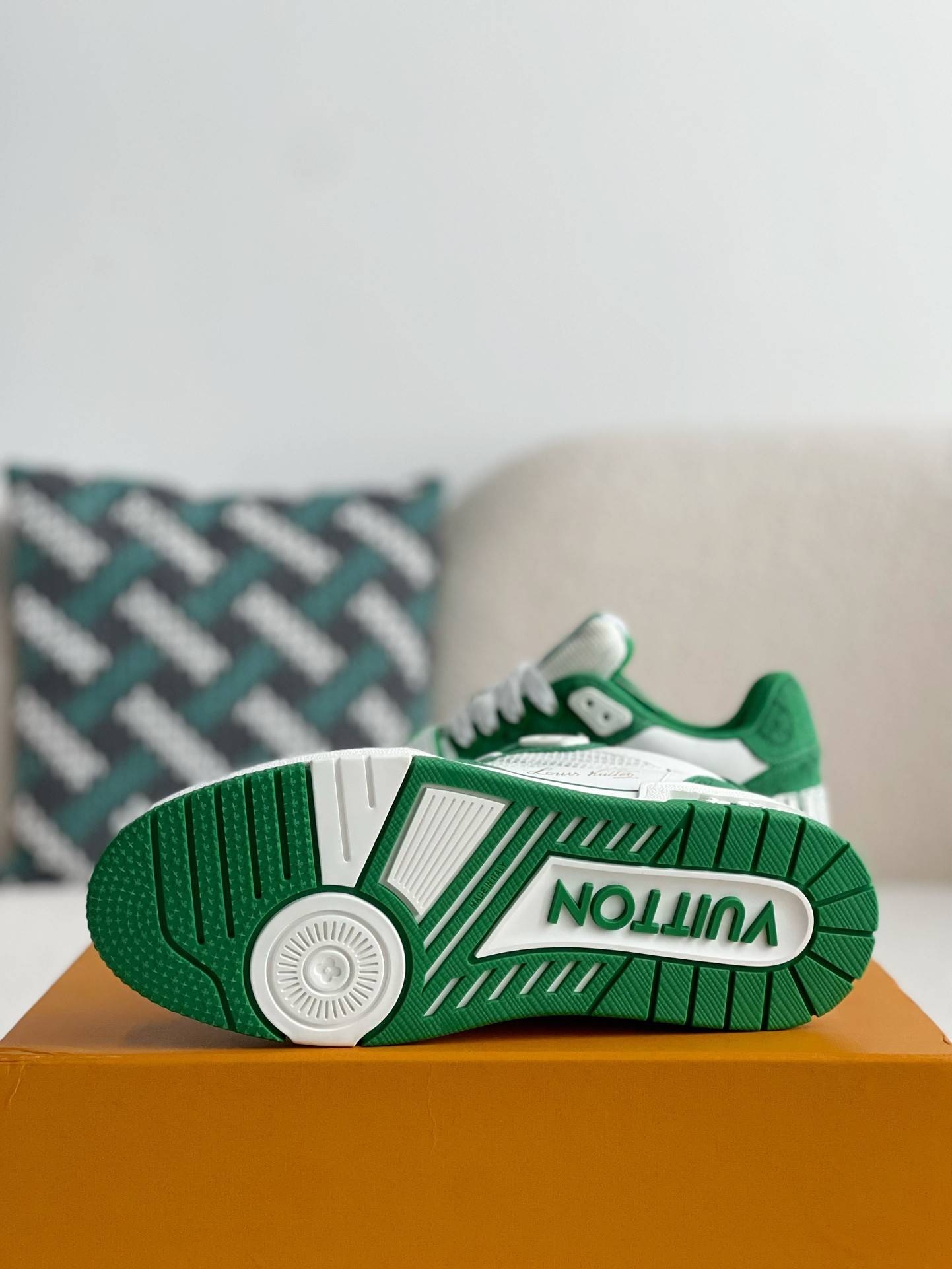 L*V TRAINER Sneakers