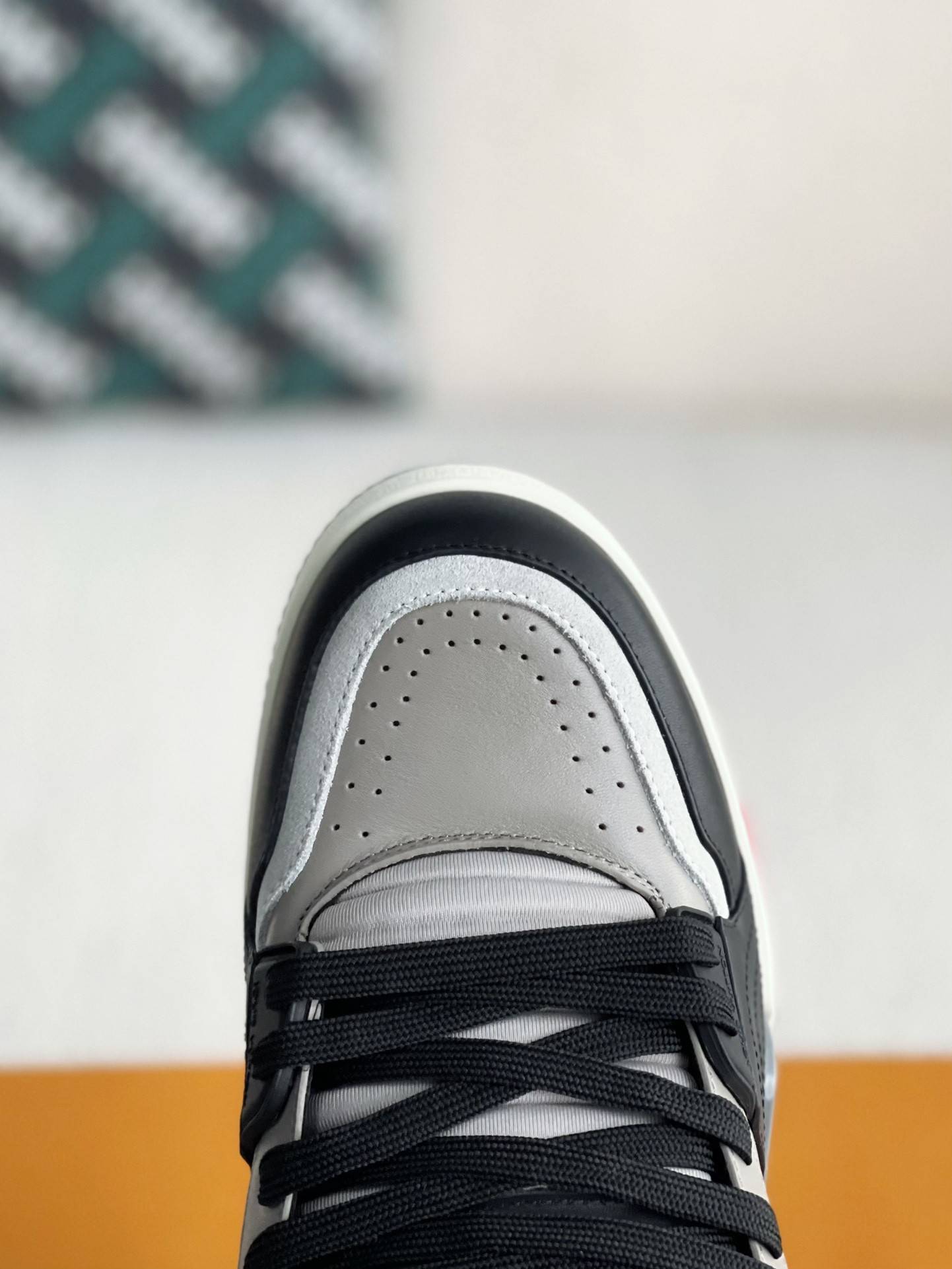 L*V TRAINER SNEAKERS