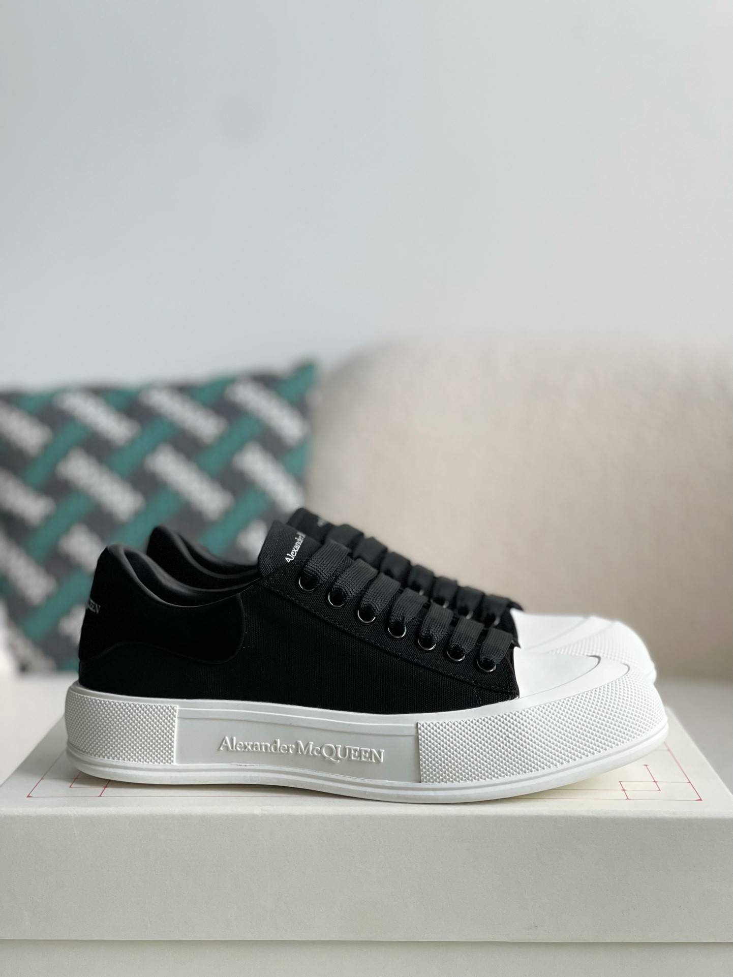 A1exa*der Mcqv*en versatile Sneakers