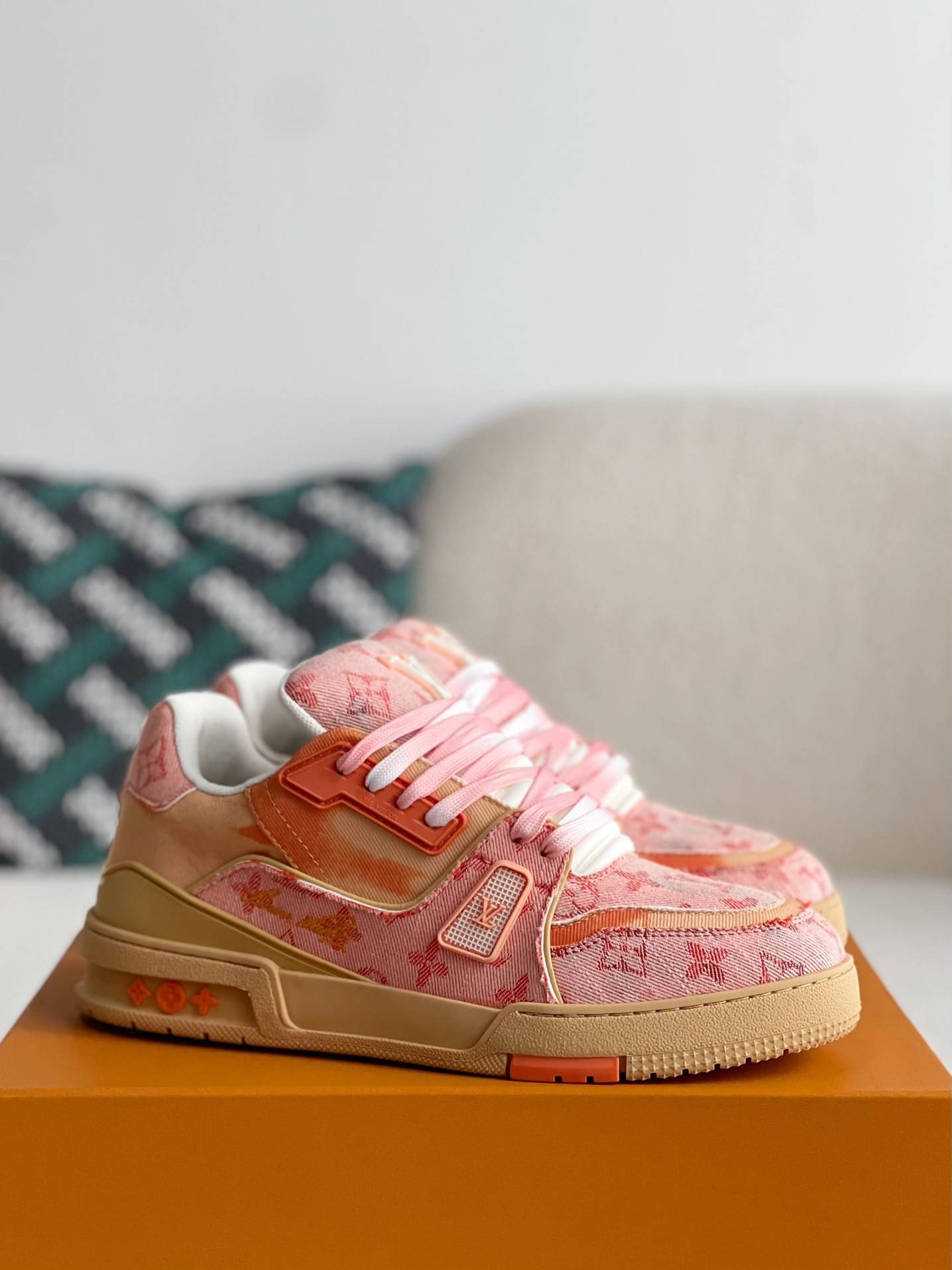 L*V TRAINER SNEAKERS