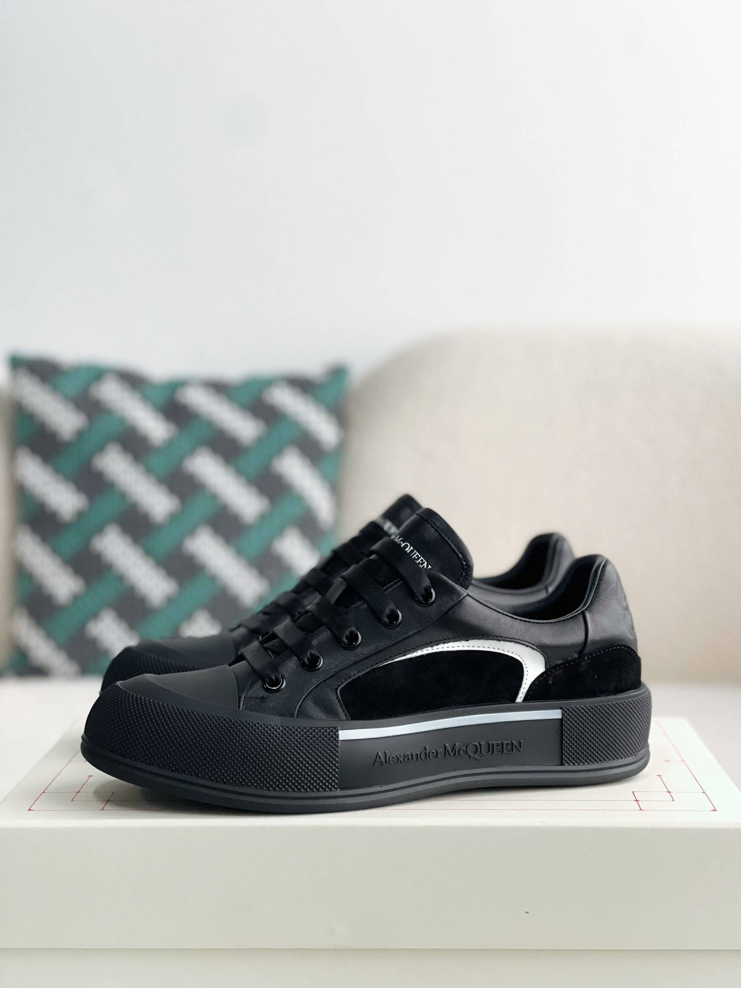 A1exa*der Mcqv*en  Sneakers