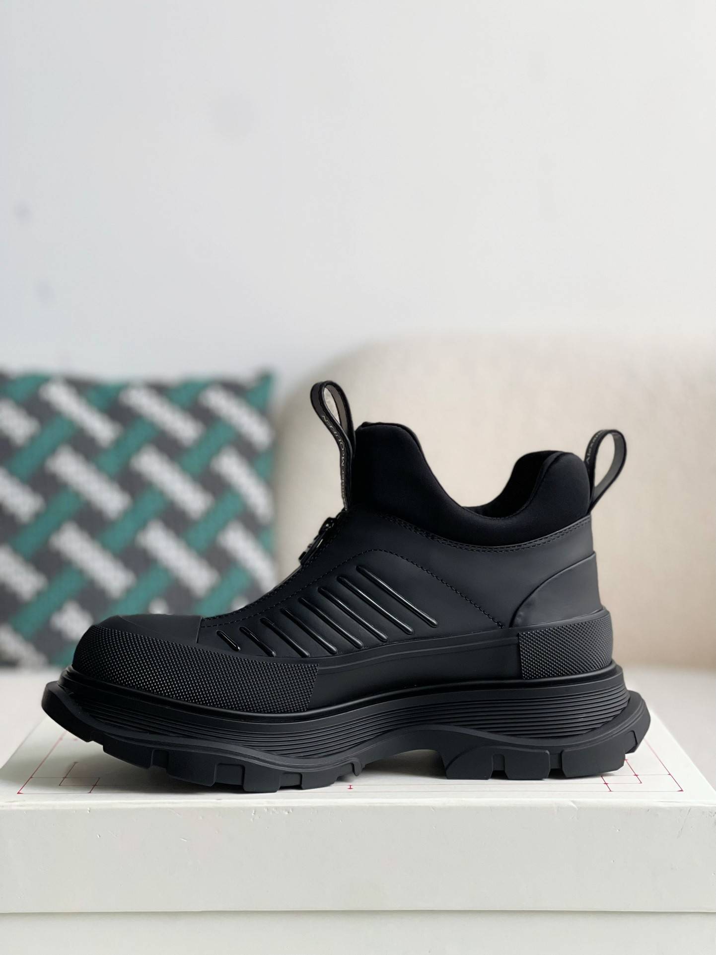 A1exa*der Mcqv*en  Sneakers