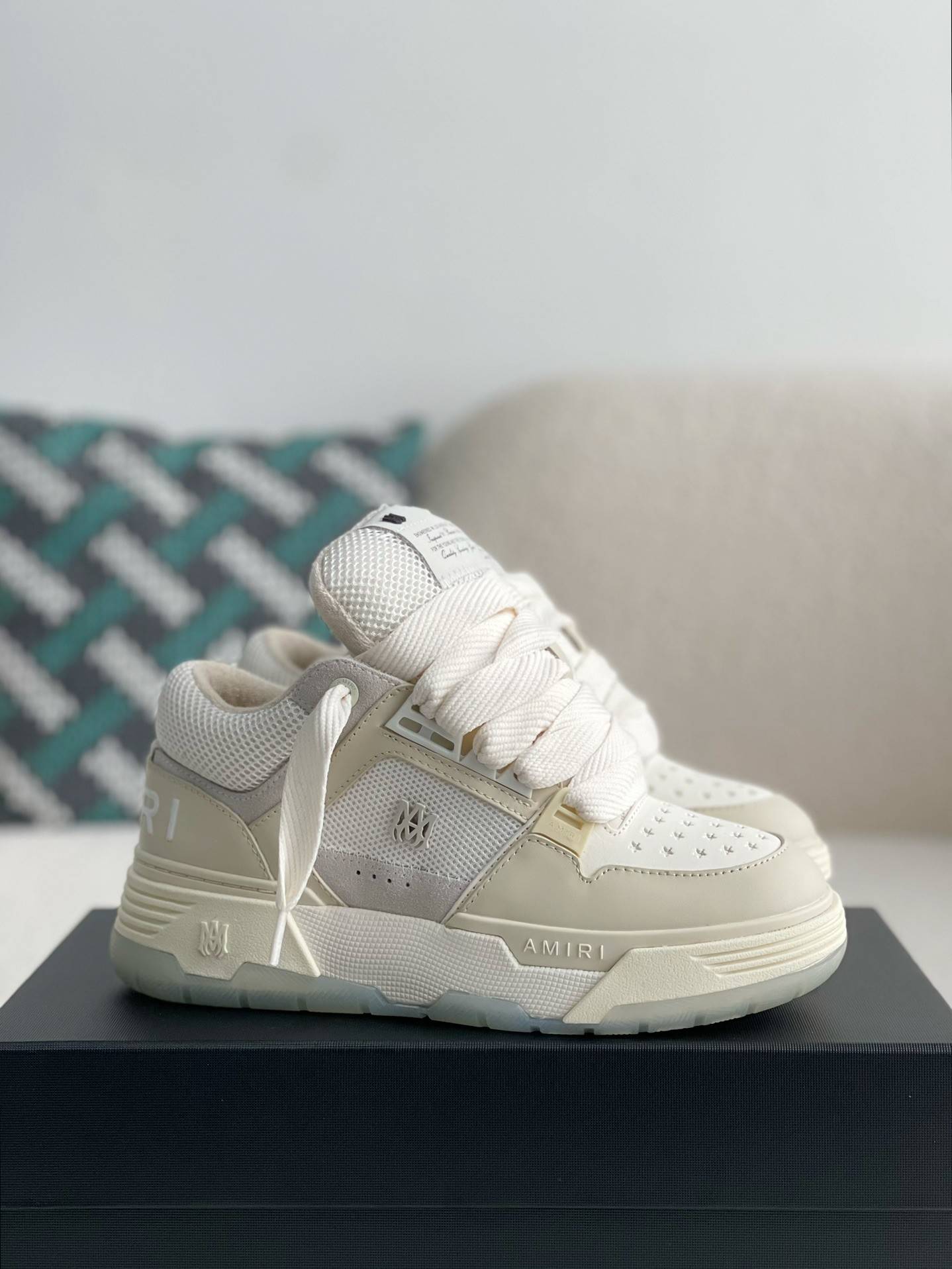 A*RI sneaker