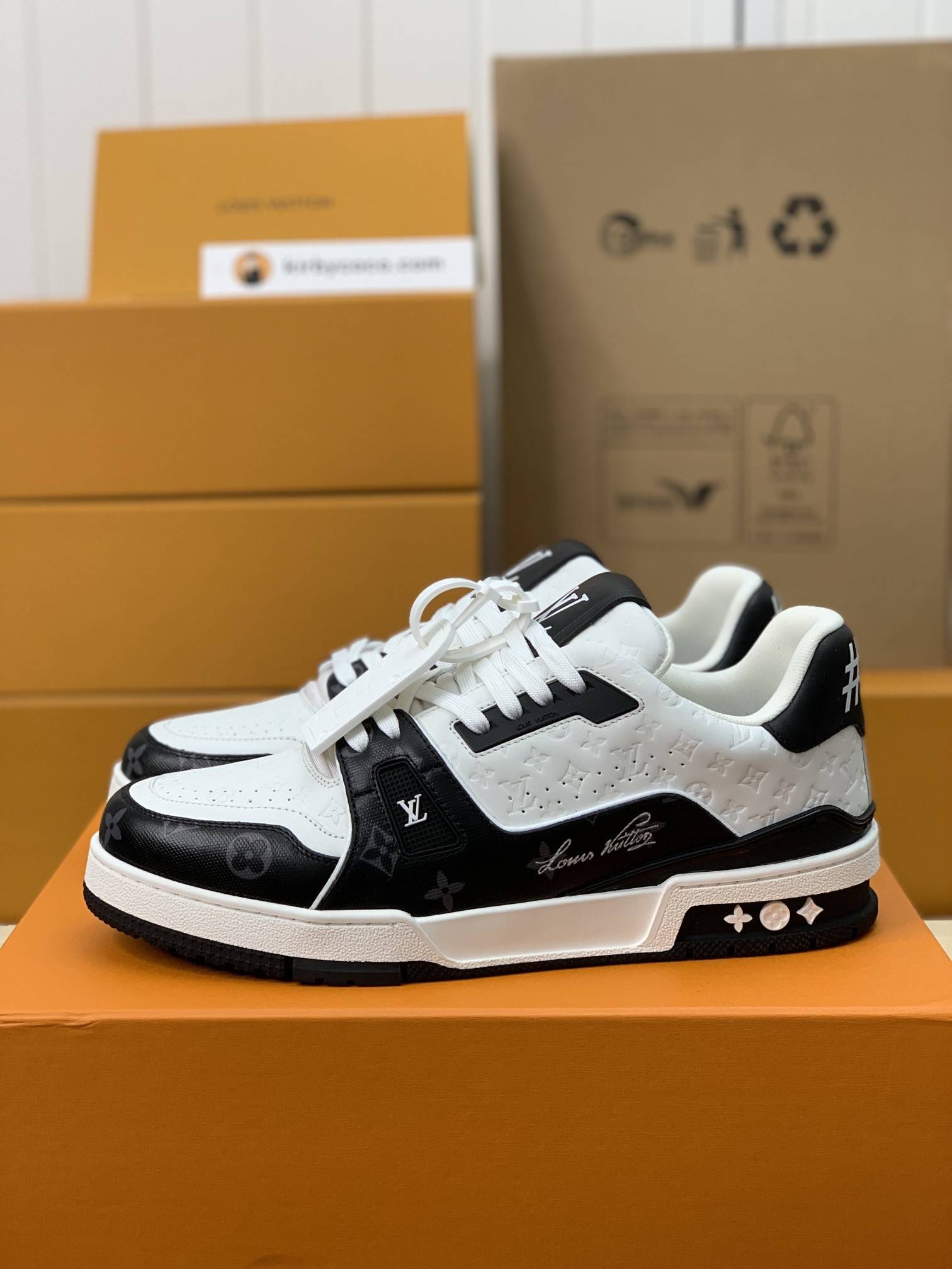 L*V TRAINER Sneakers