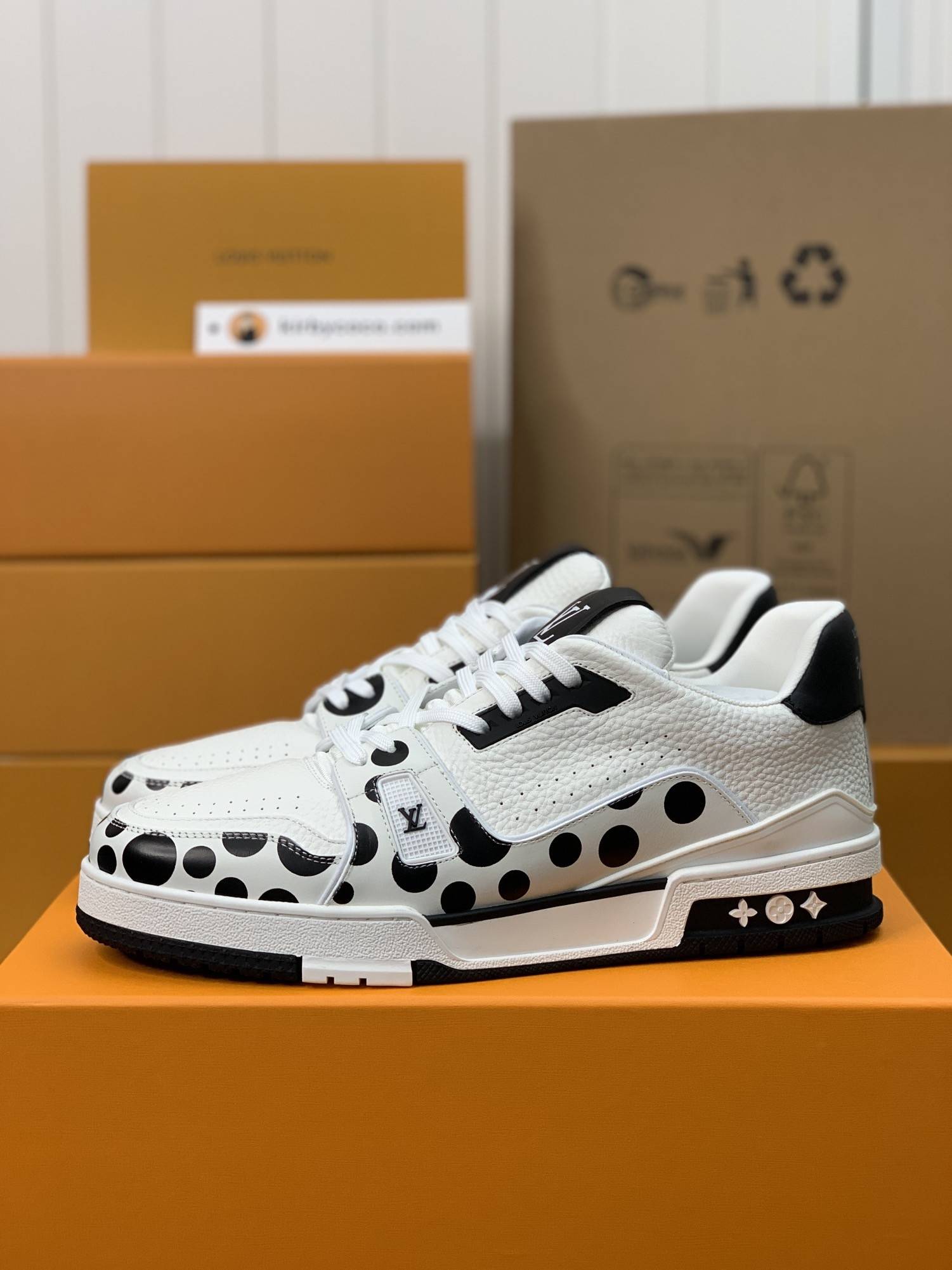 L*V TRAINER Sneakers