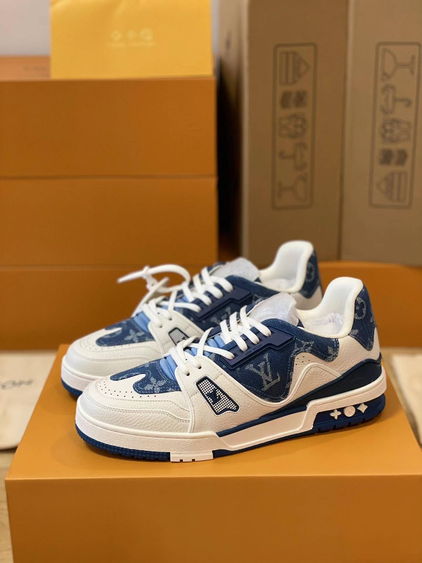 L*V TRAINER 1A9IQ5 Sneakers