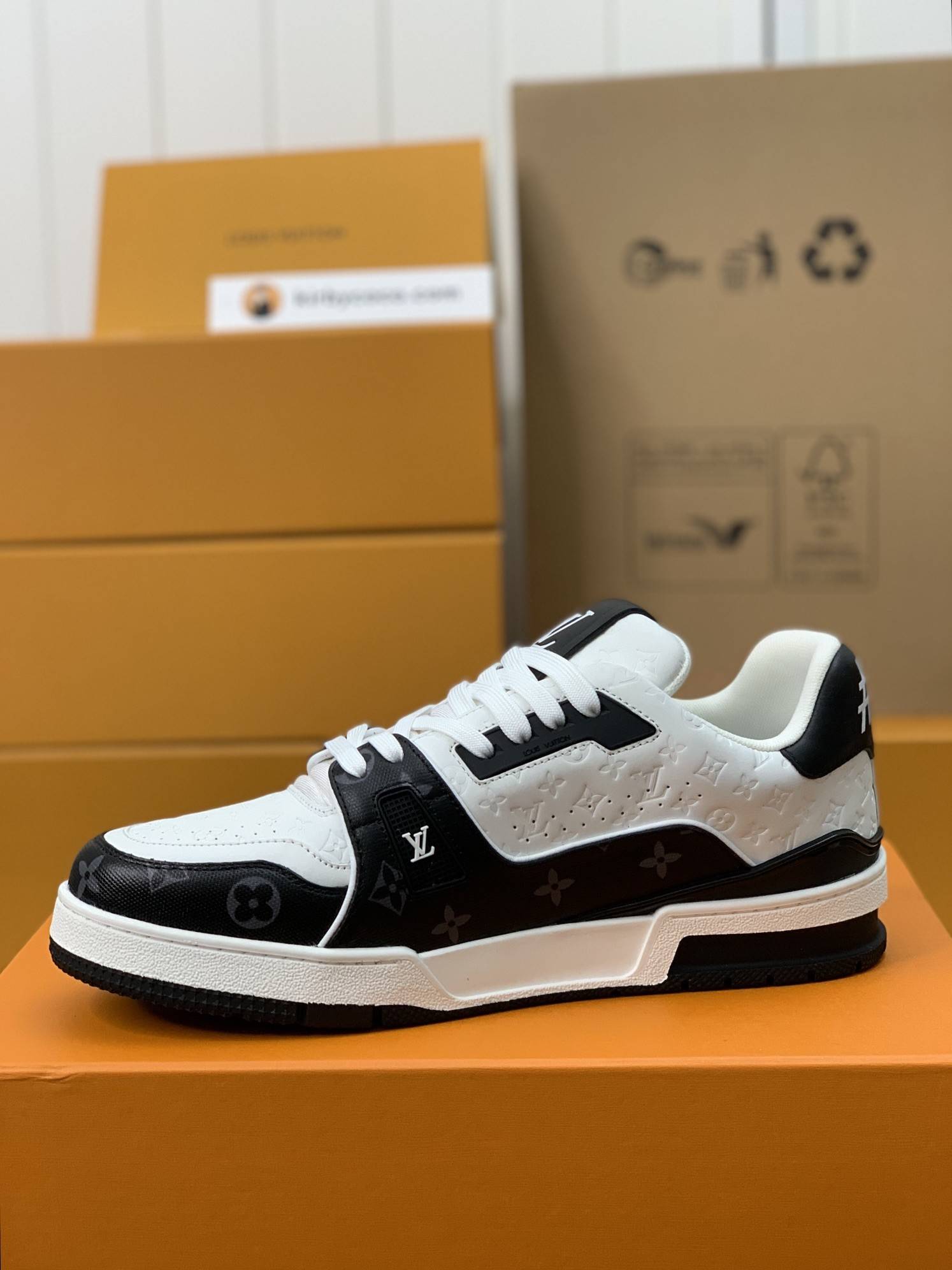 L*V TRAINER Sneakers