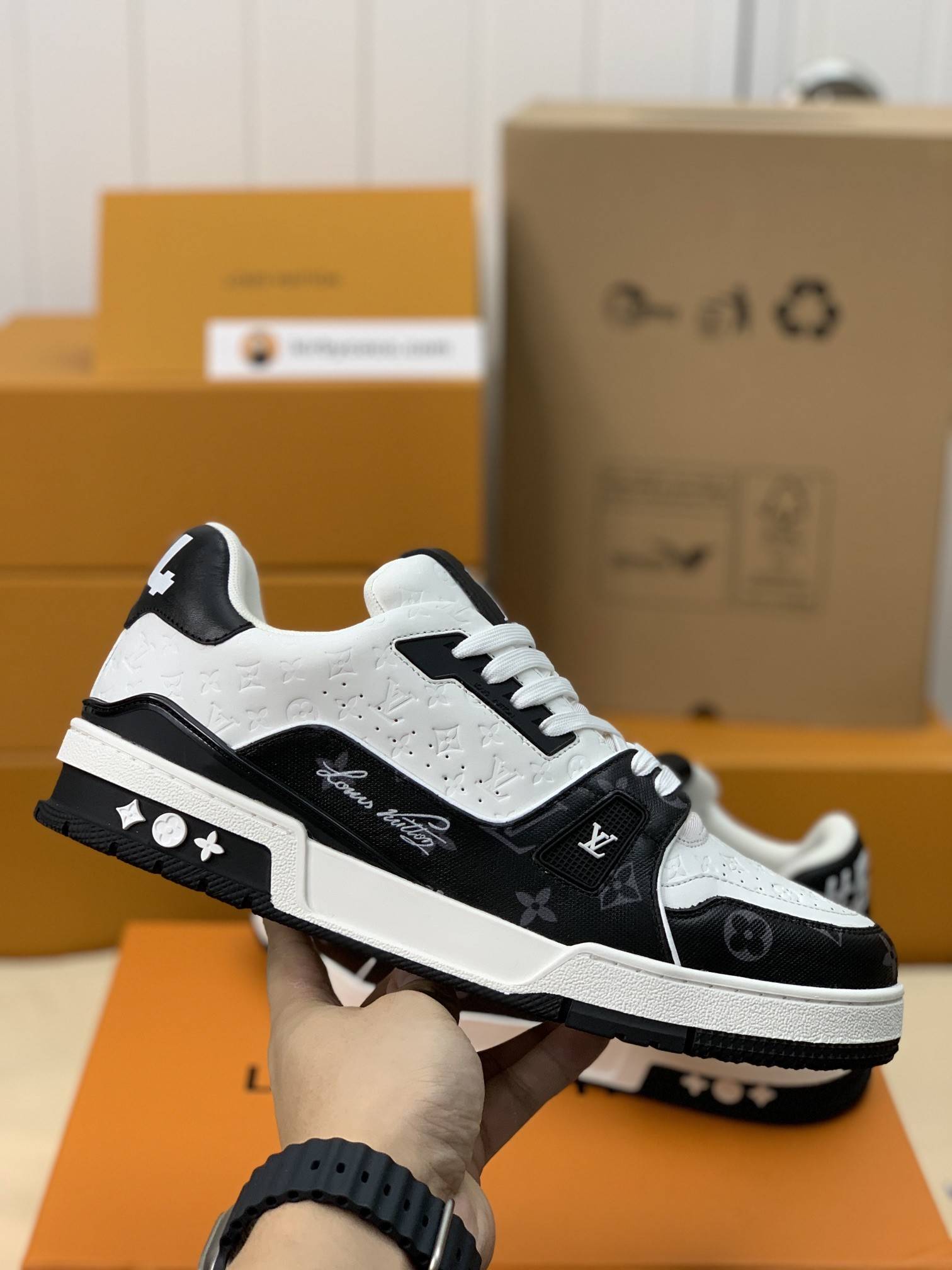 L*V TRAINER Sneakers