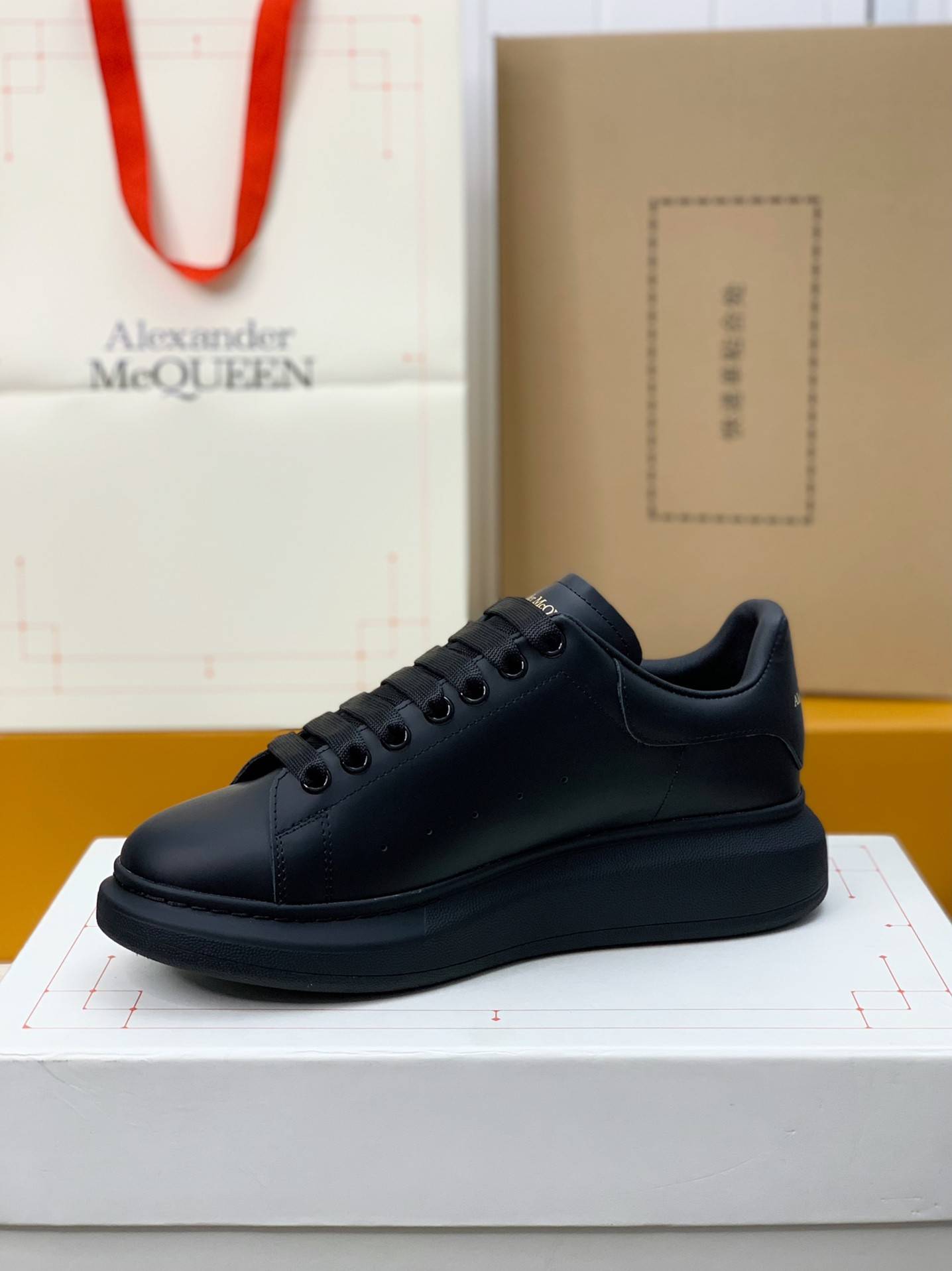 A1exa*der Mcqv*en versatile Sneakers