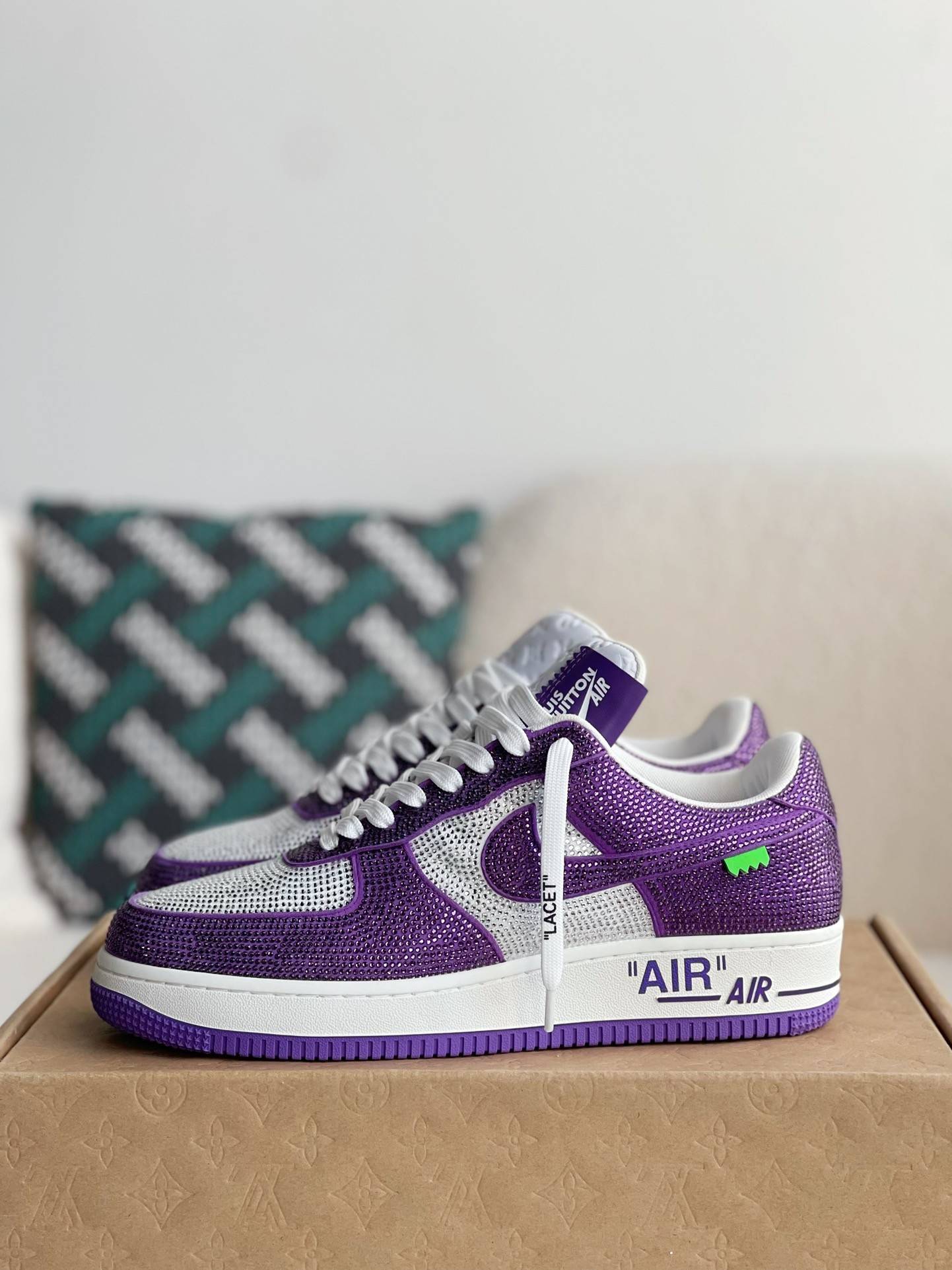 L*V × NIKE AIR FORCE 1 SNEAKER