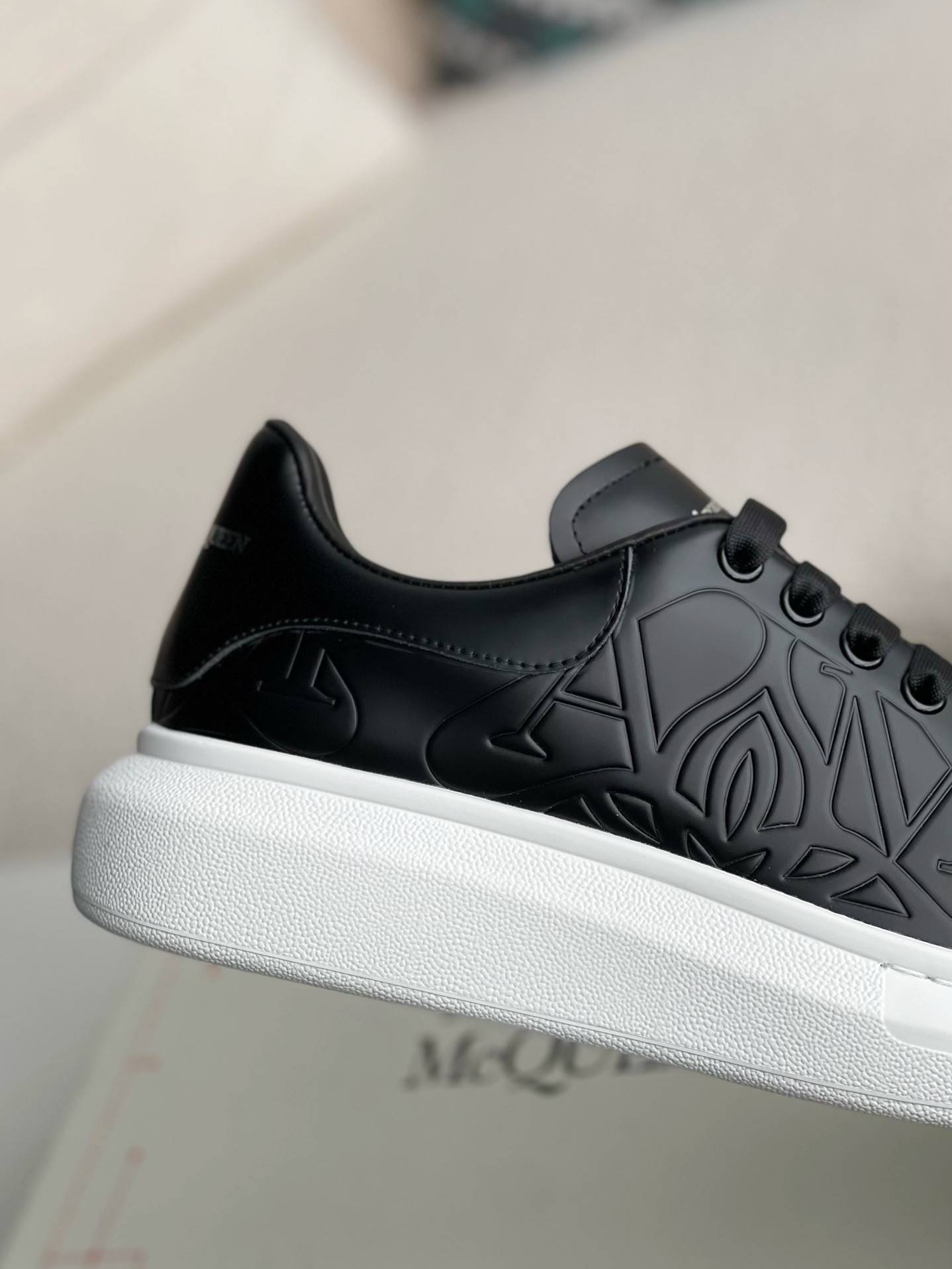 A1exa*der Mcqv*en versatile Sneakers