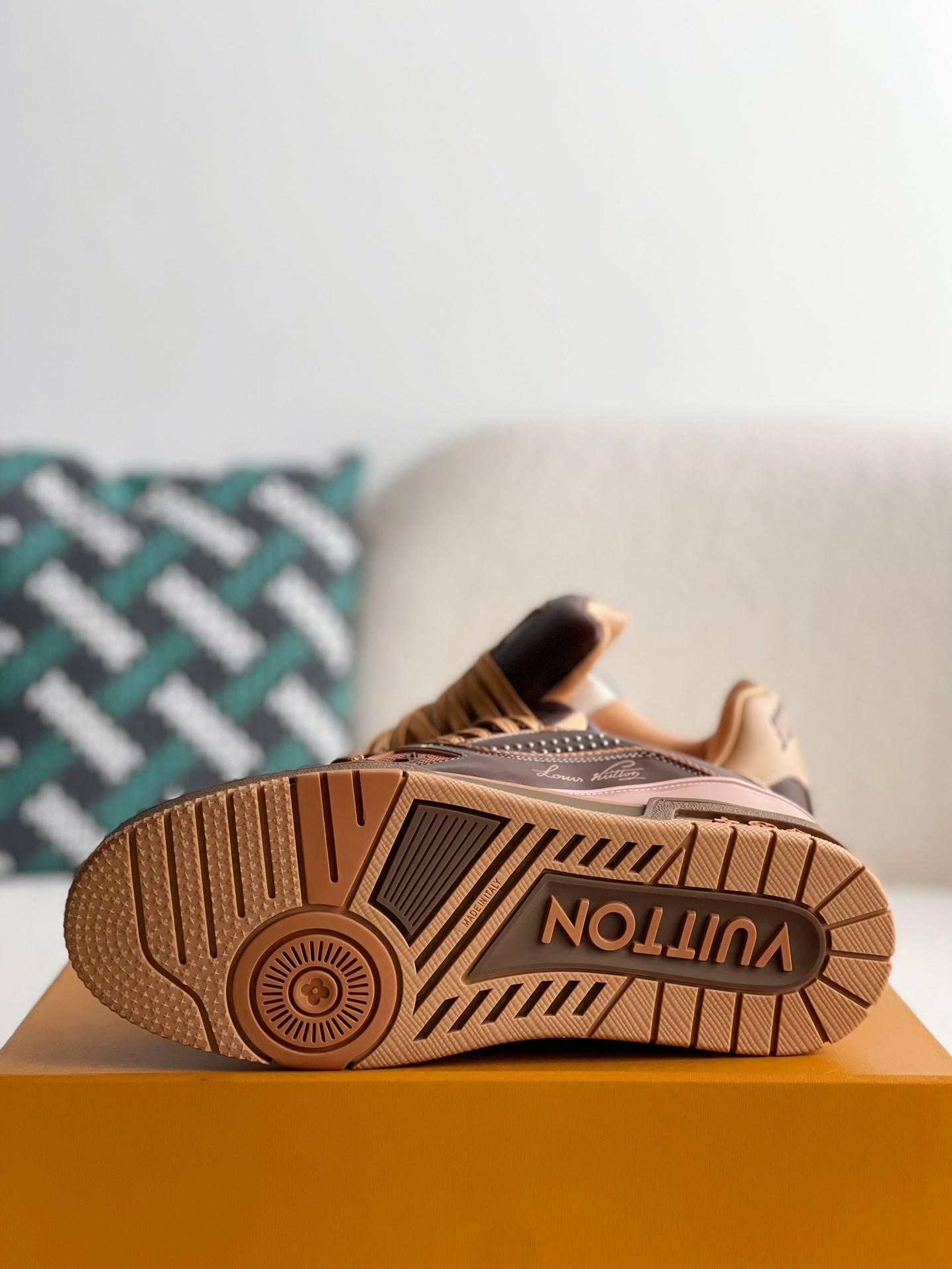 L*V TRAINER SNEAKERS