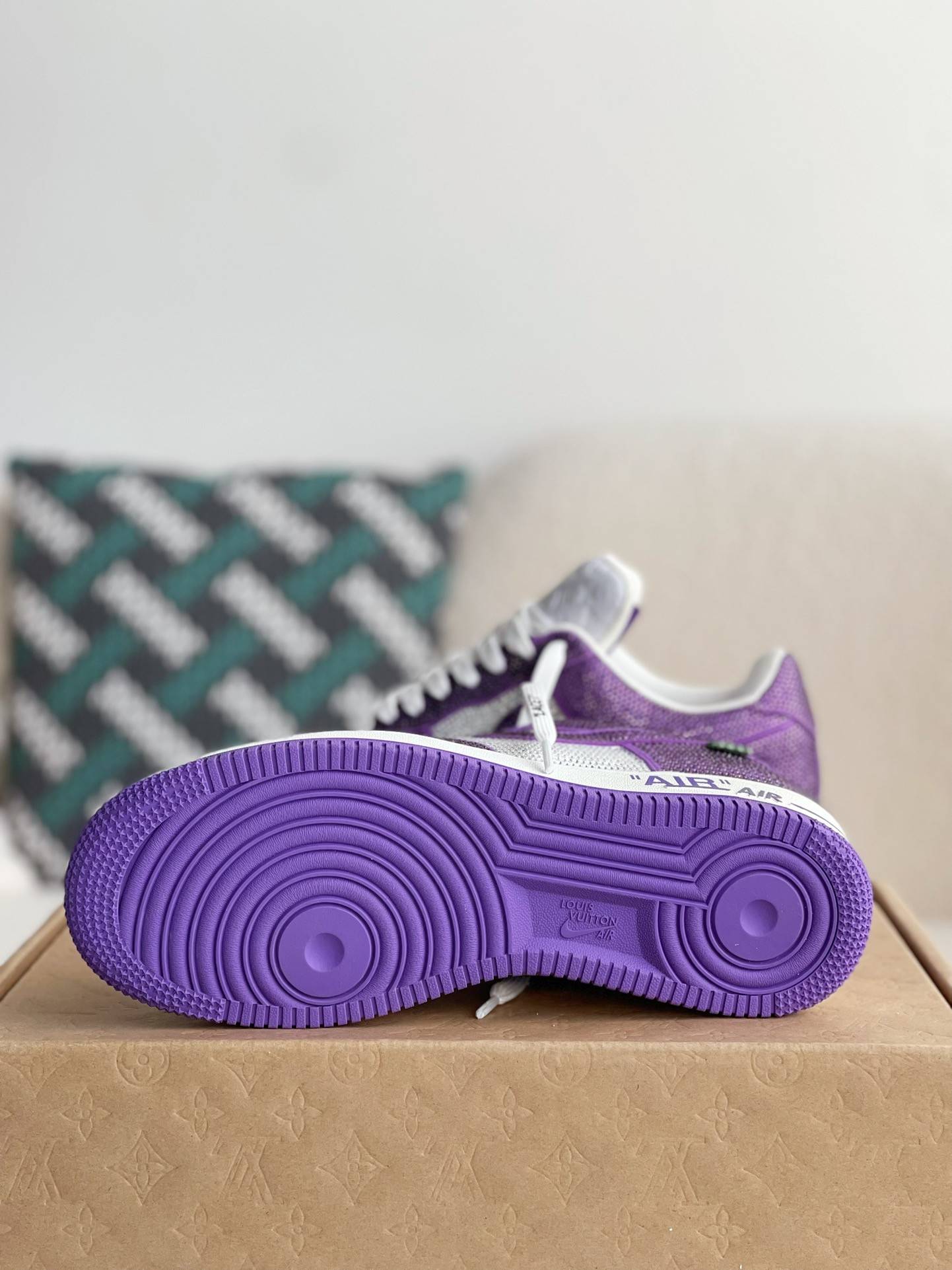 L*V × NIKE AIR FORCE 1 SNEAKER