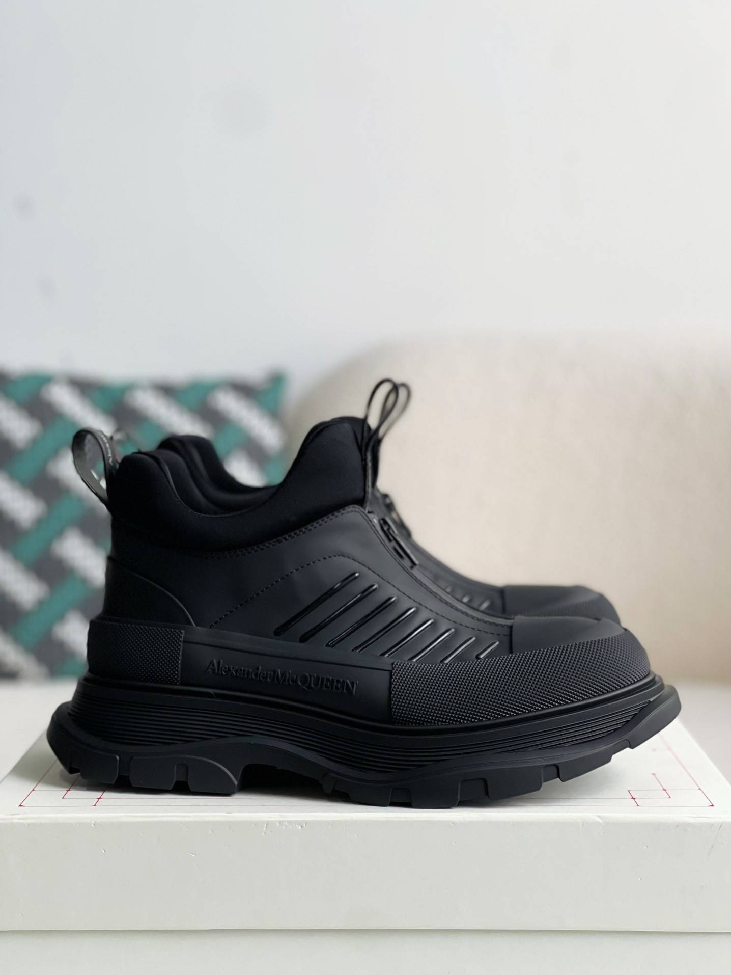 A1exa*der Mcqv*en  Sneakers