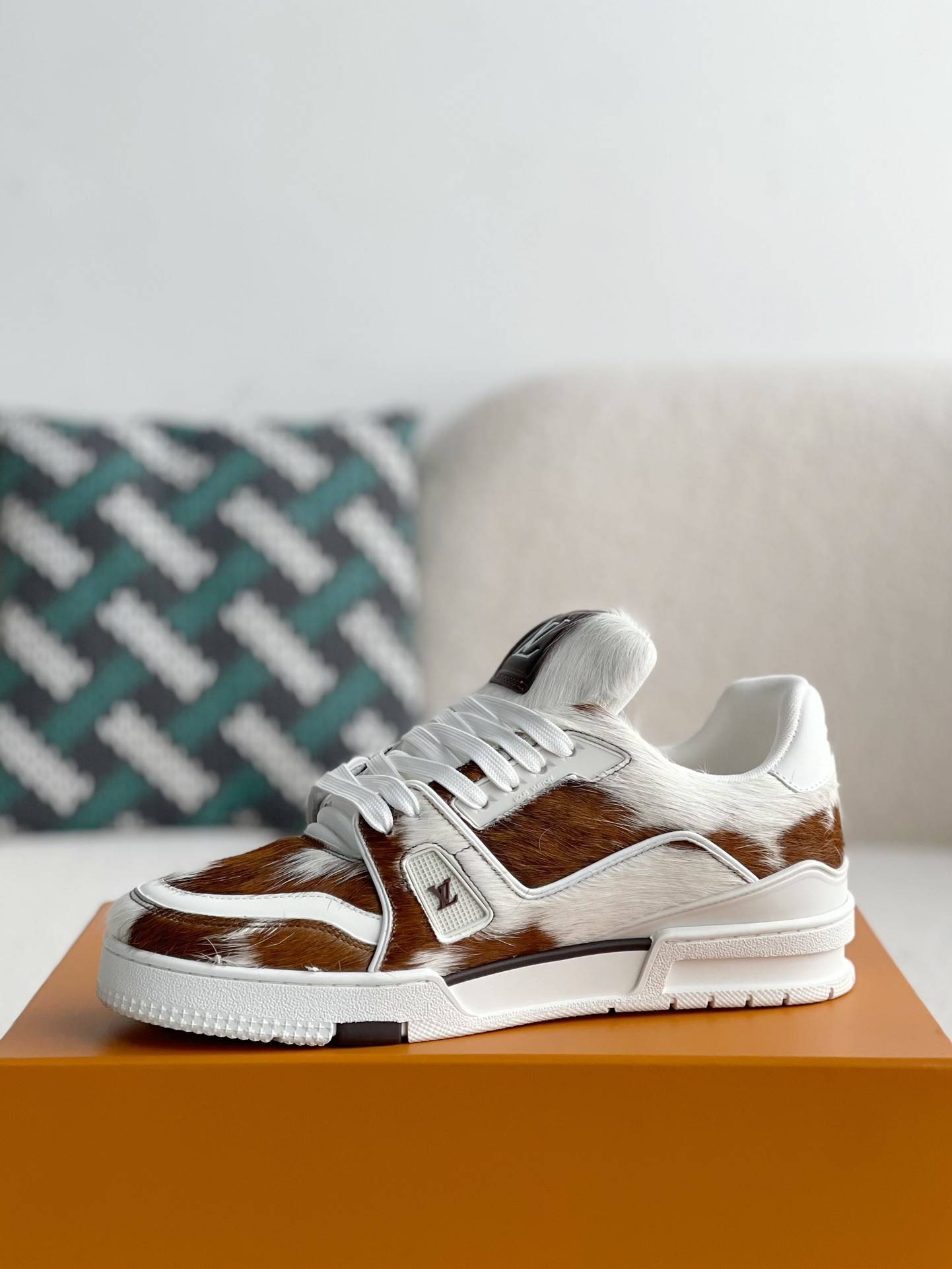 L*V TRAINER SNEAKERS