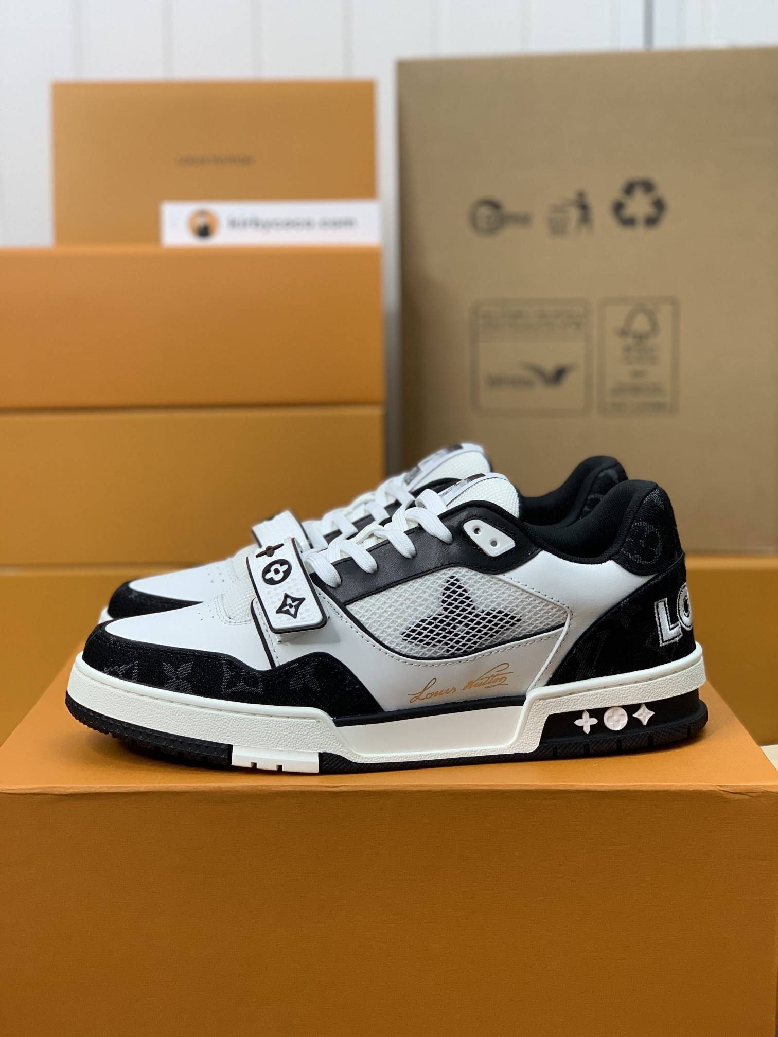 L*V TRAINER Sneakers