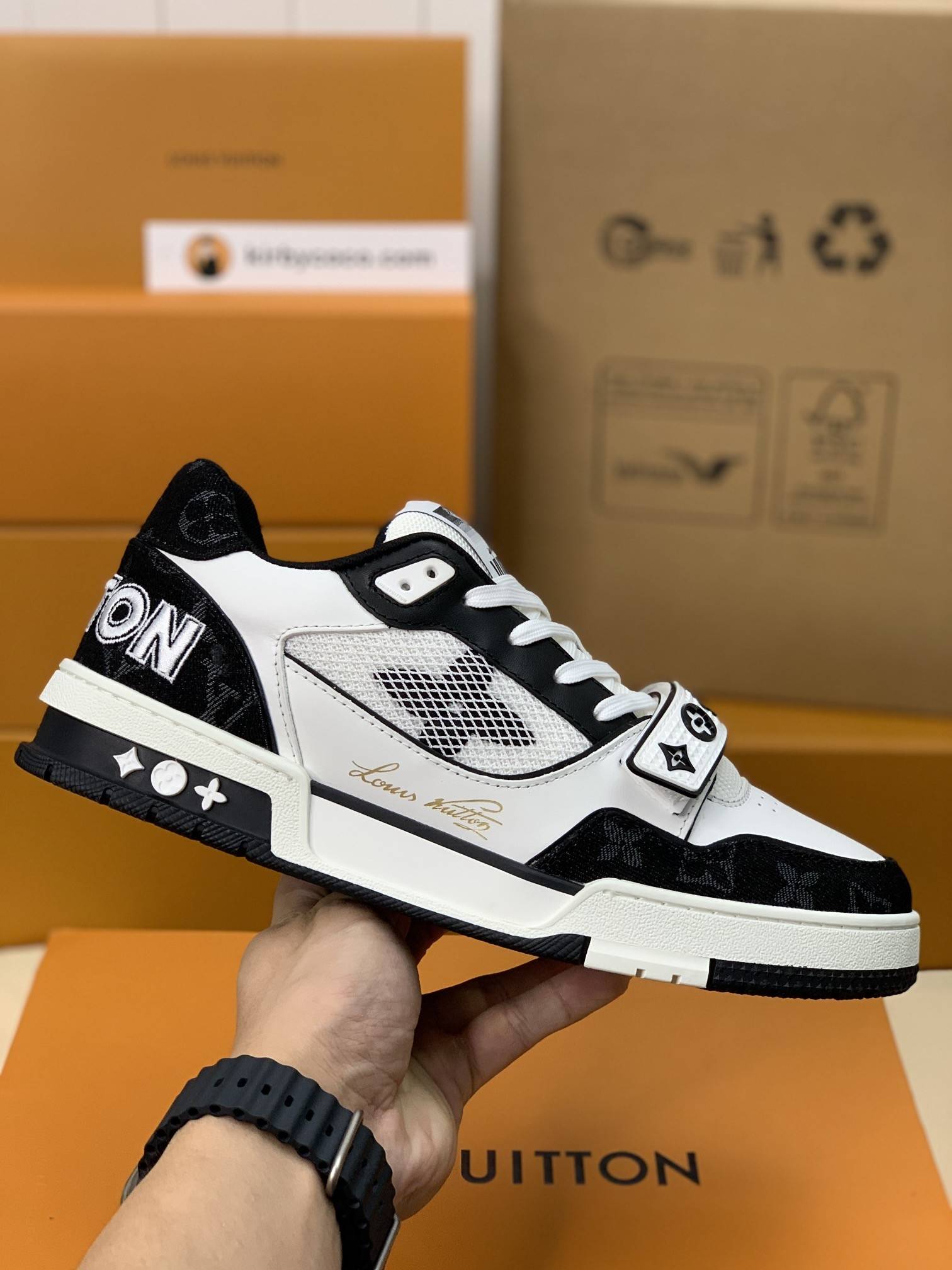 L*V TRAINER Sneakers