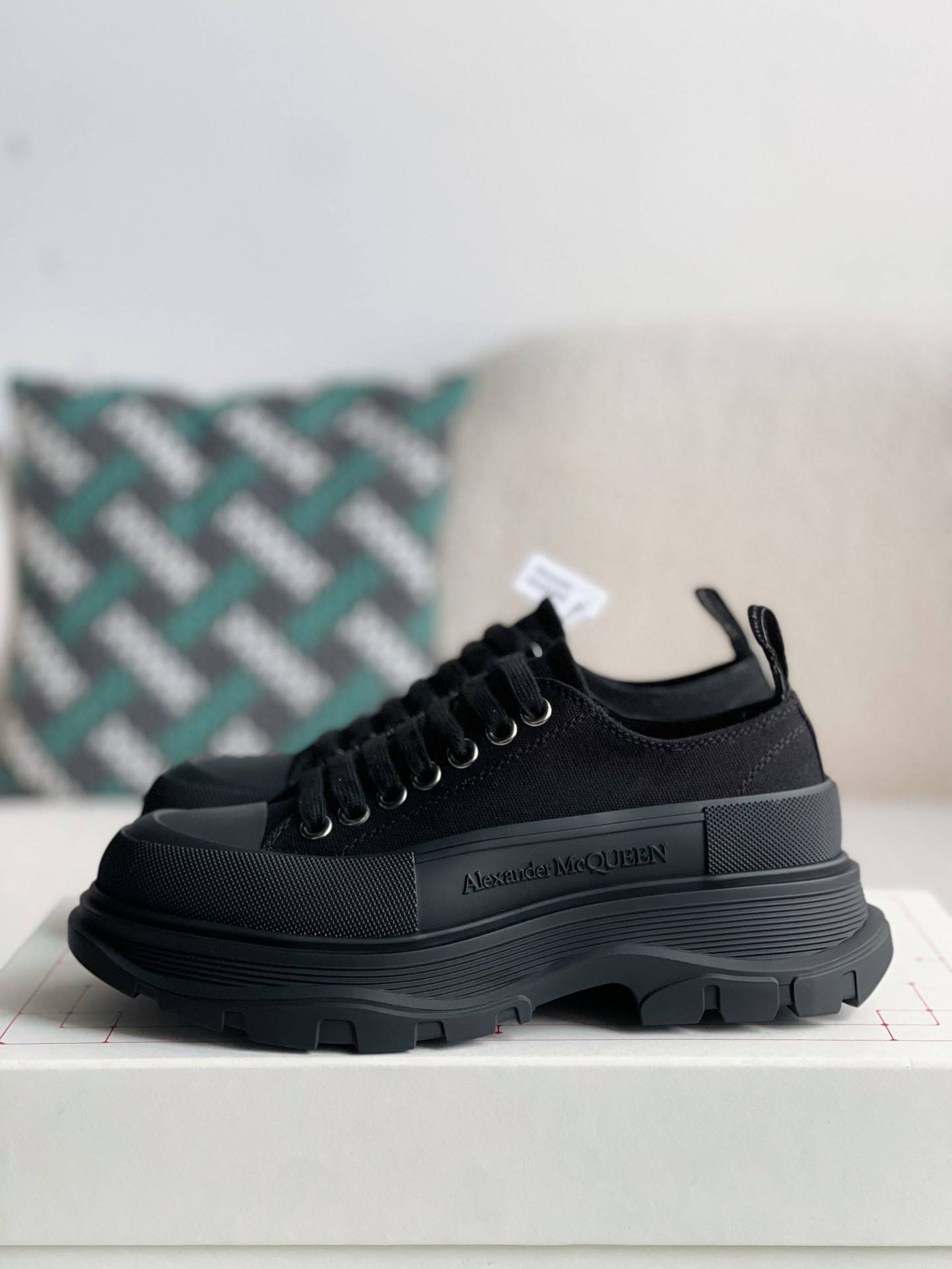 A1exa*der Mcqv*en  Sneakers