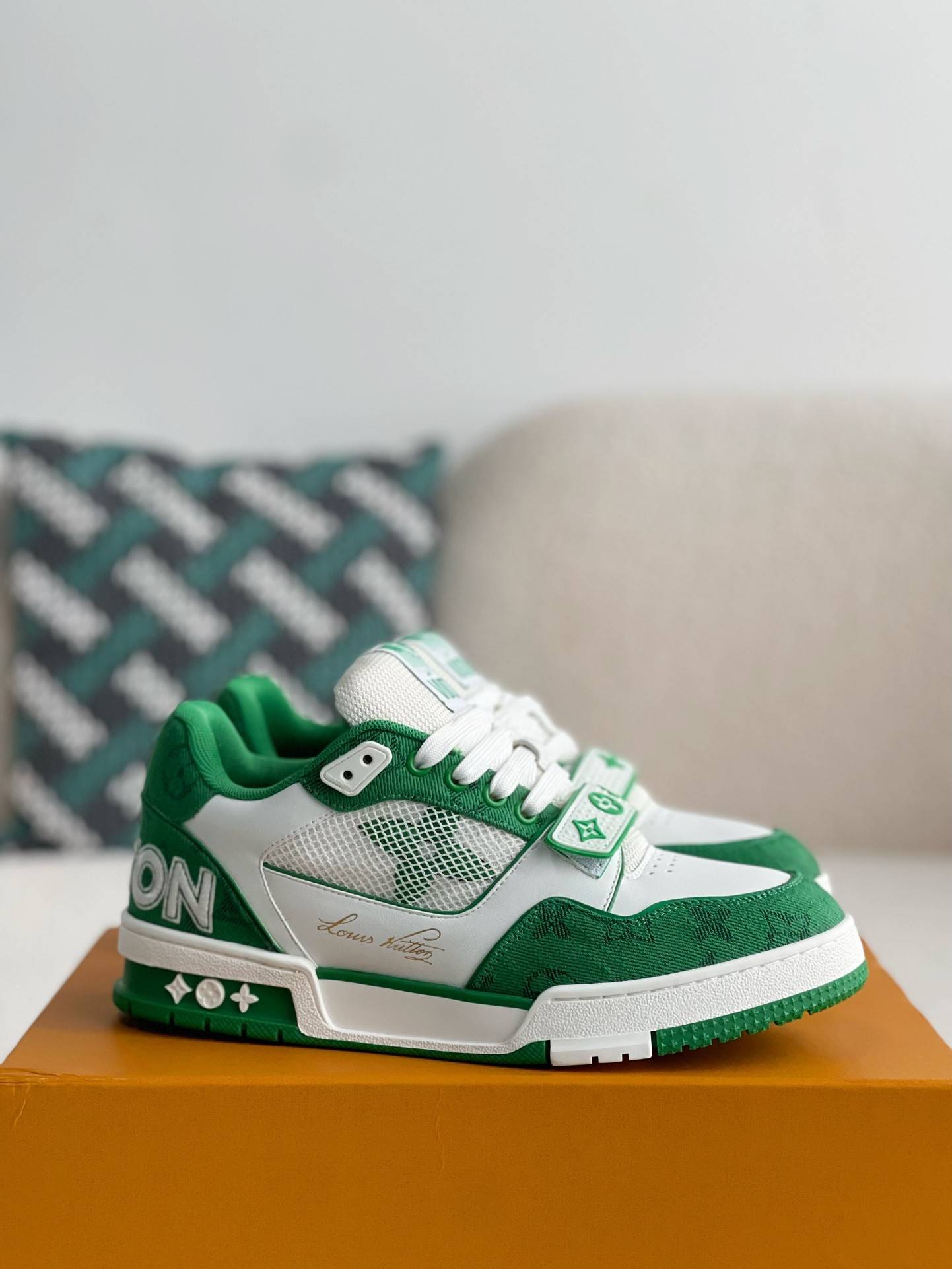 L*V TRAINER Sneakers