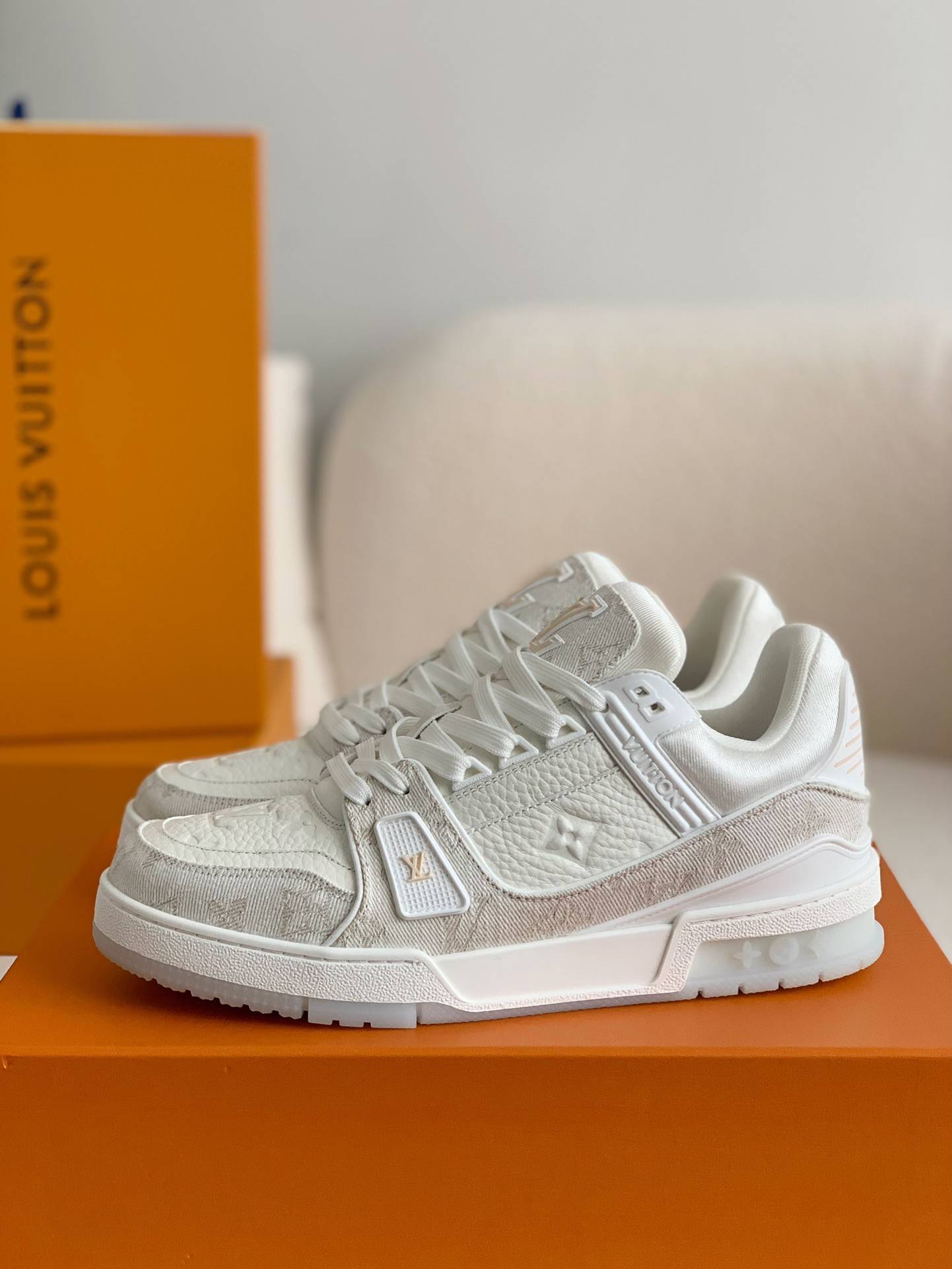 L*V TRAINER 1A8FN8 Sneakers