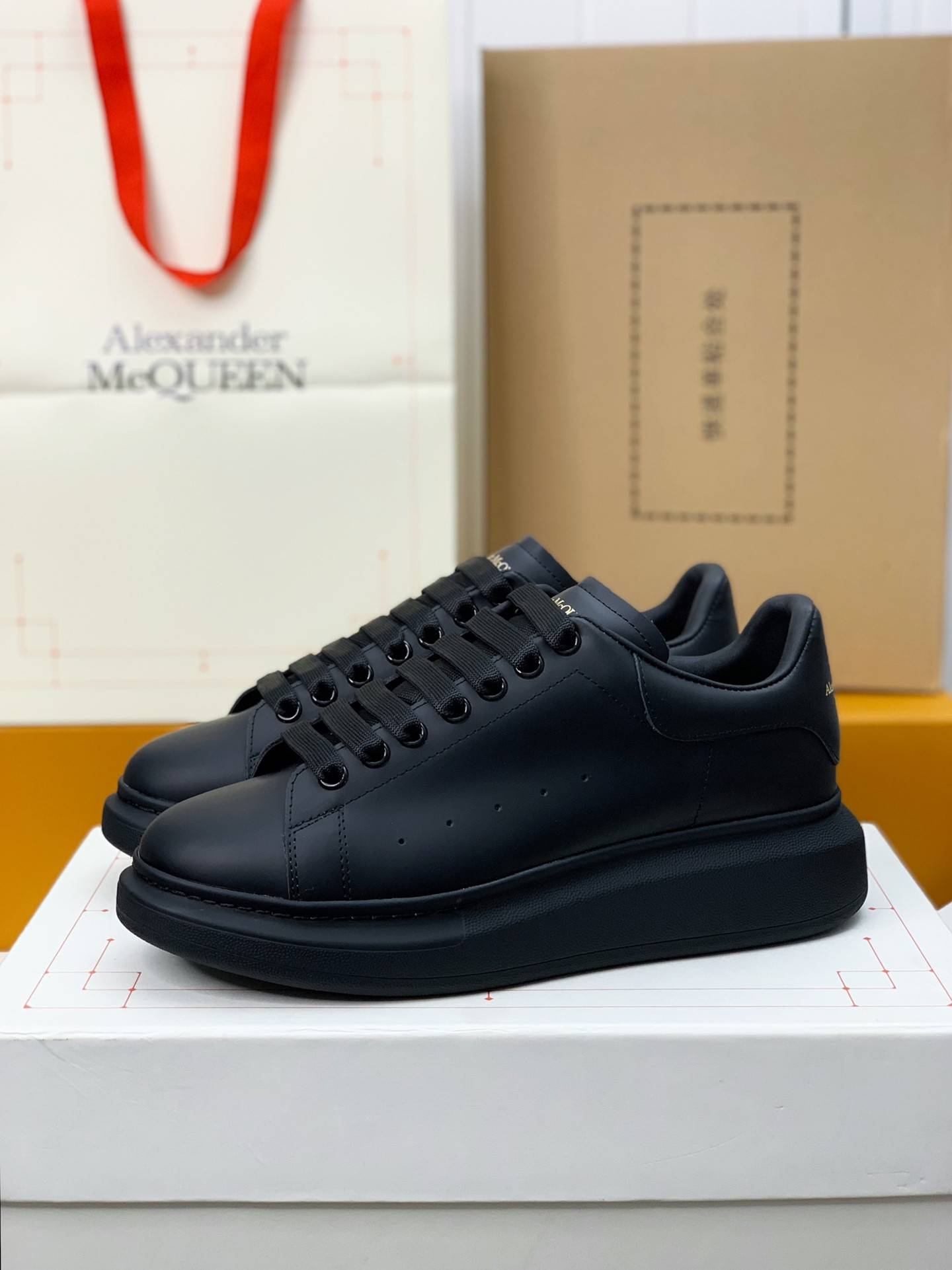 A1exa*der Mcqv*en versatile Sneakers