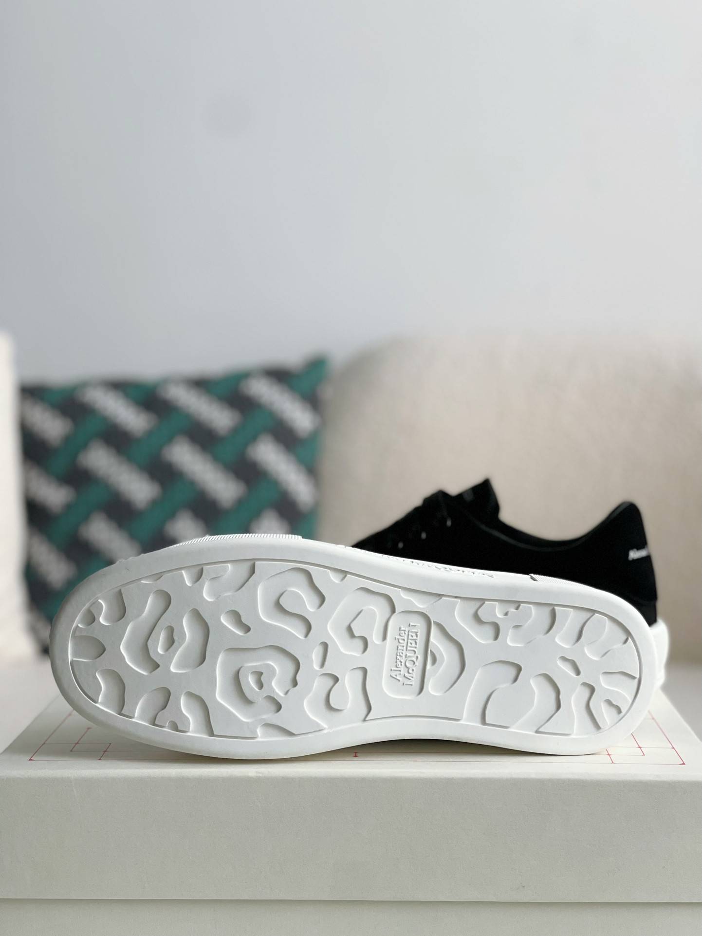 A1exa*der Mcqv*en versatile Sneakers