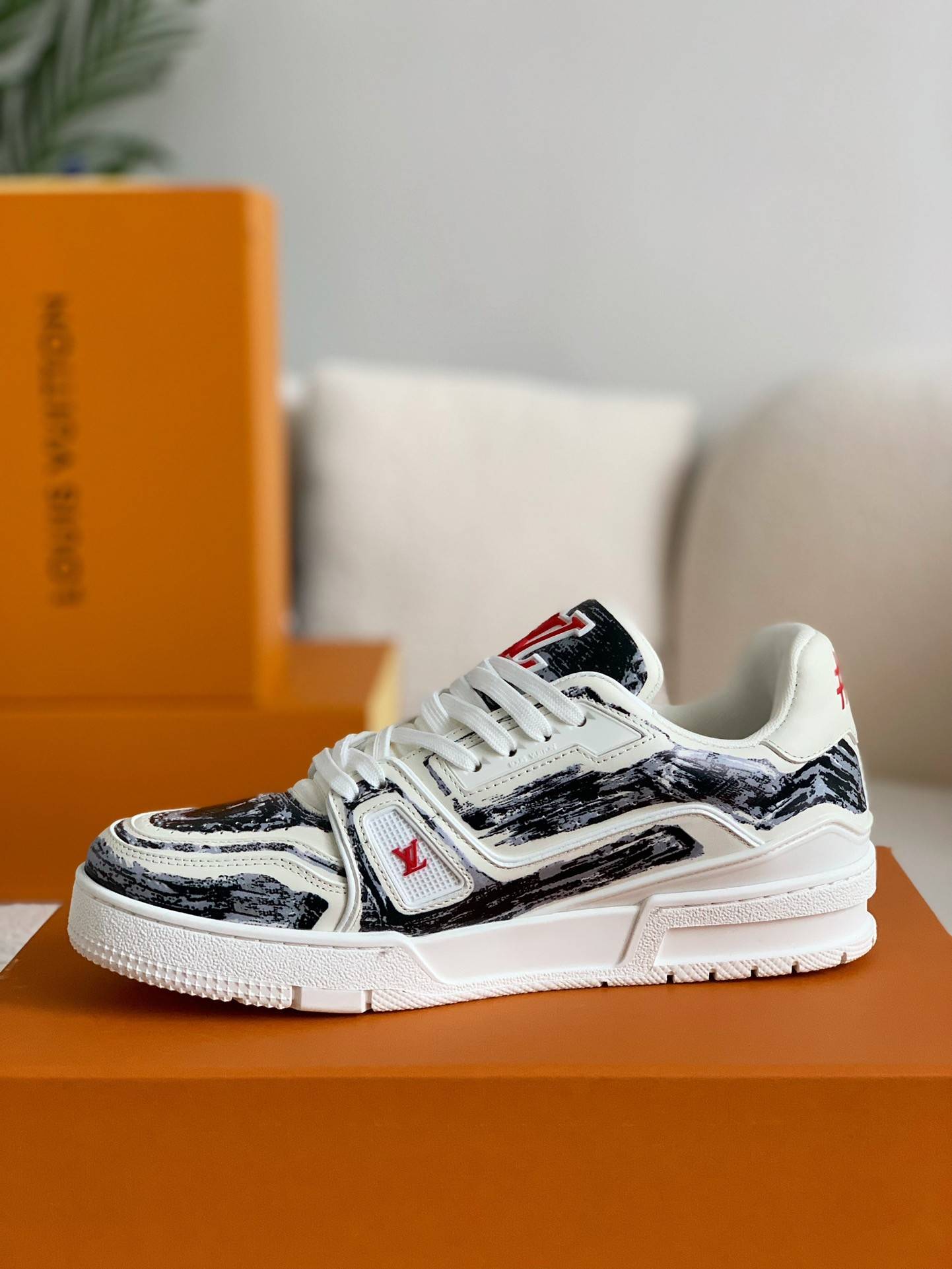 L*V TRAINER Sneakers