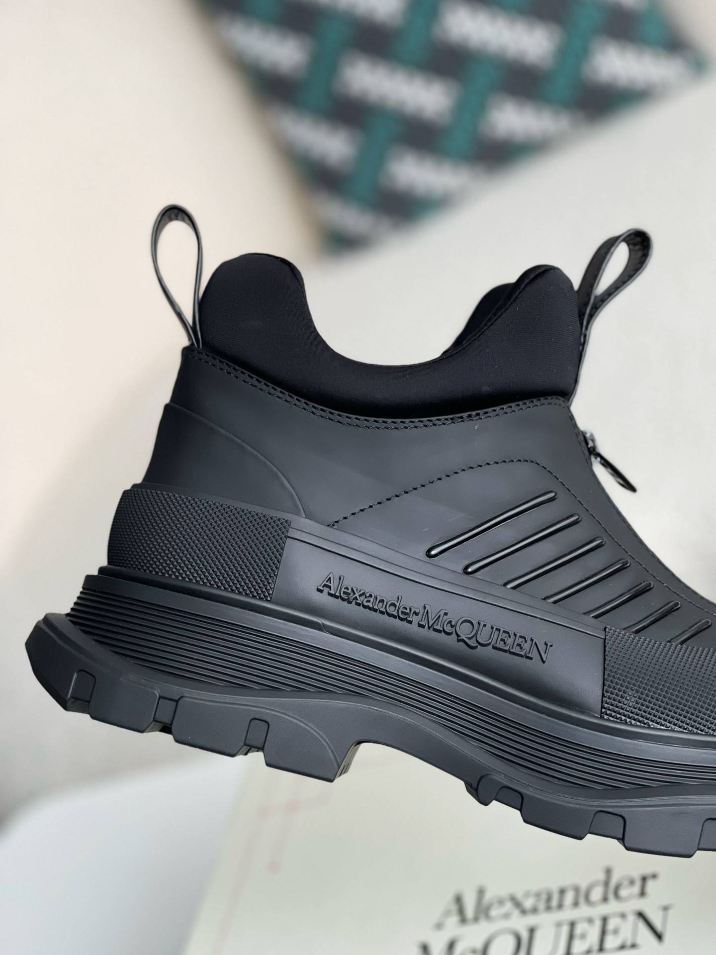 A1exa*der Mcqv*en  Sneakers