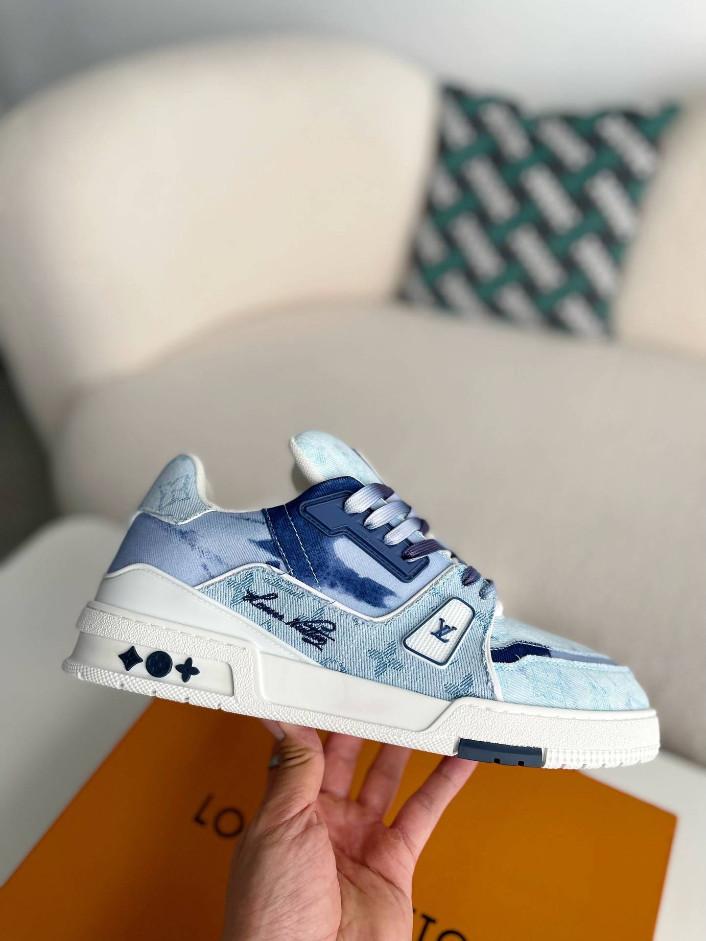 L*V TRAINER SNEAKERS