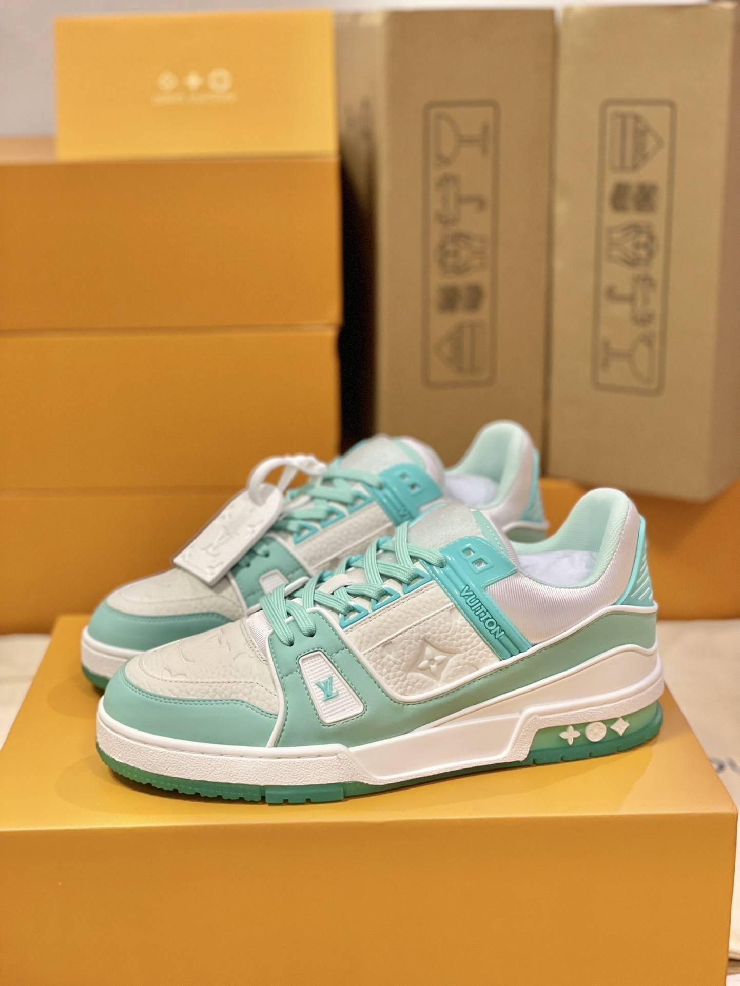 L*V TRAINER 1A8KB8 Sneakers